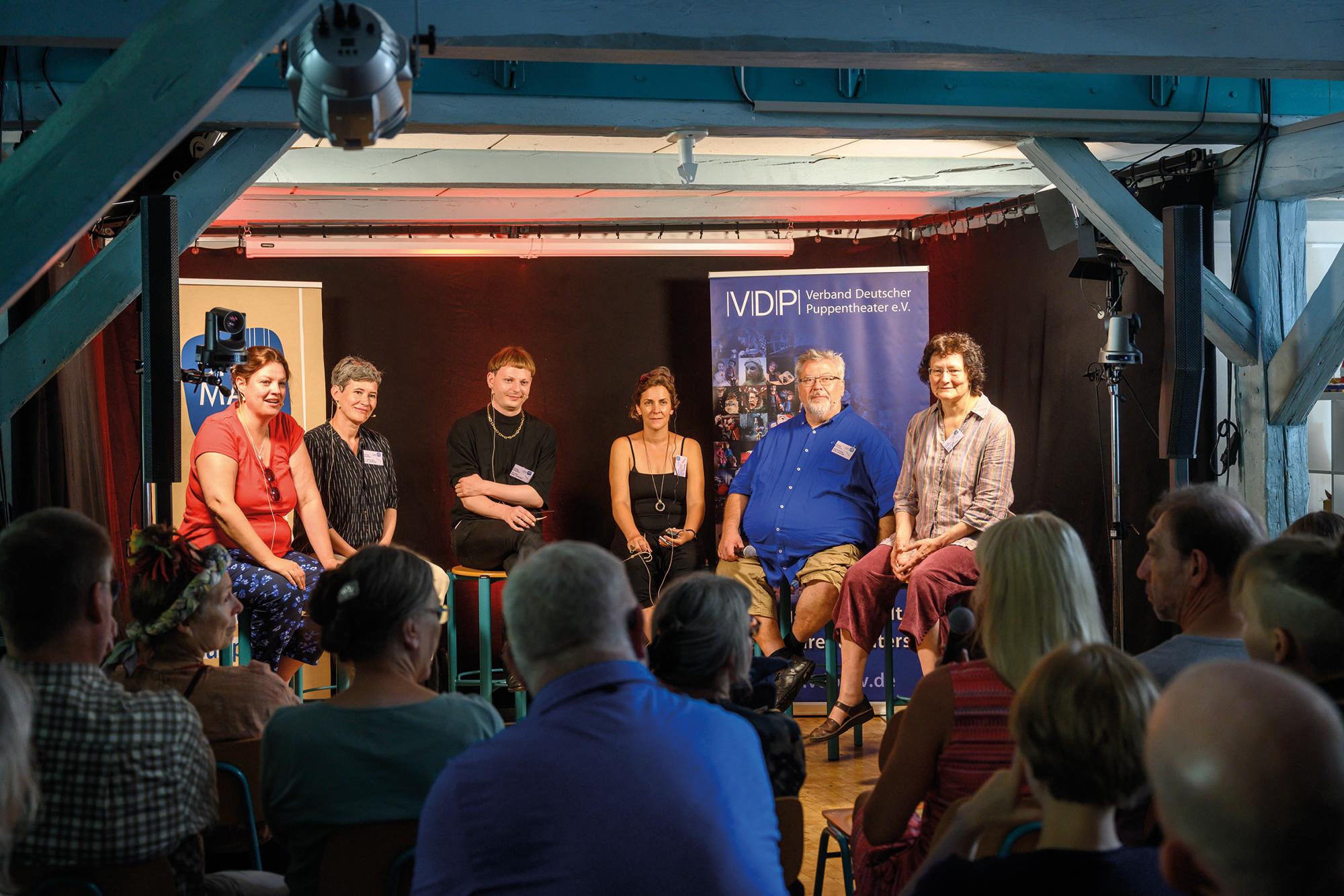 Ulrike Seybold, Dr. Antonia Napp, René Reith, Kata Csató, Stephan Schlafke, Silke Technau (v.l.), Symposium im Theater der Nacht.