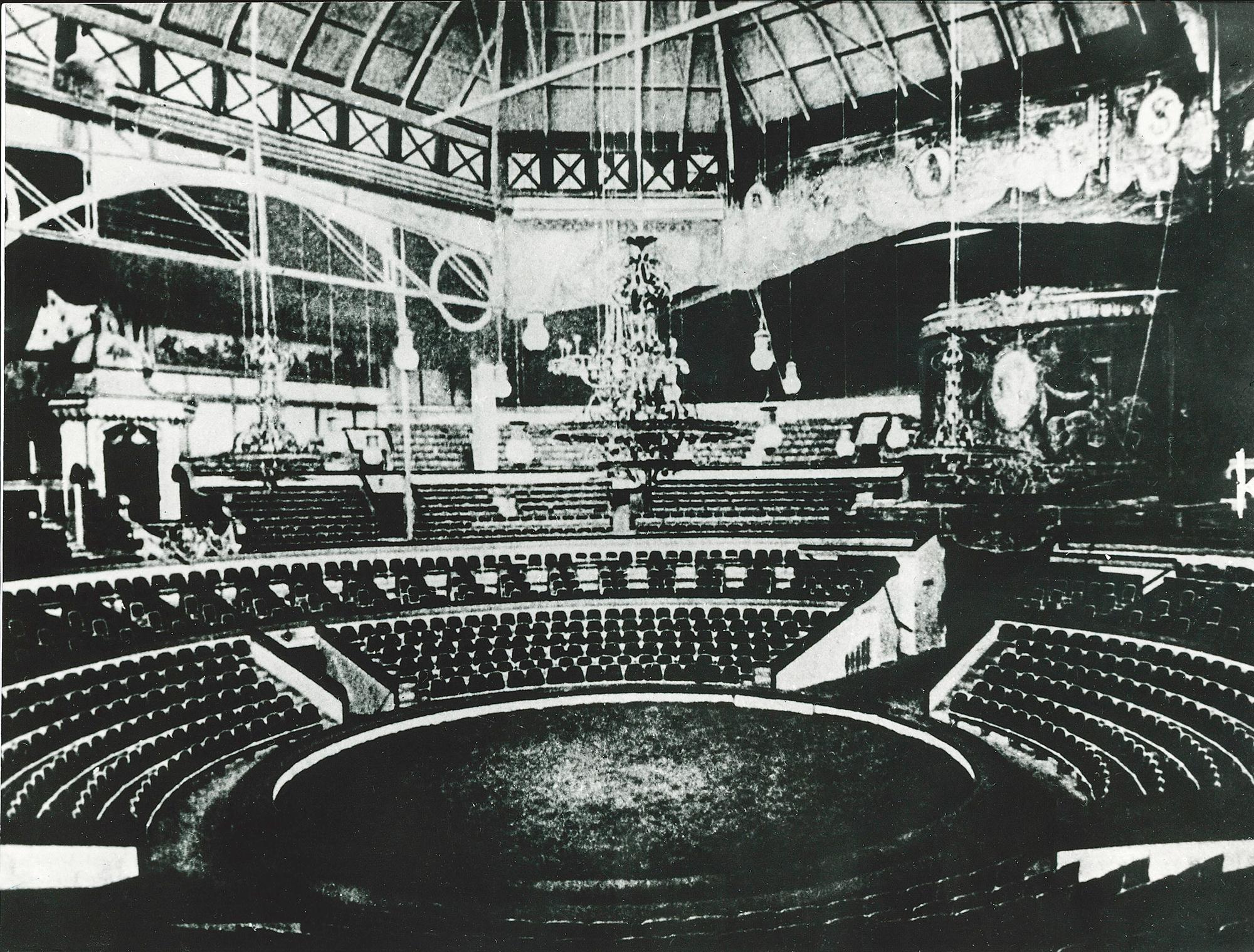 Innenansicht des Markthallenzirkus unter Circus Renz (ca. 1890).