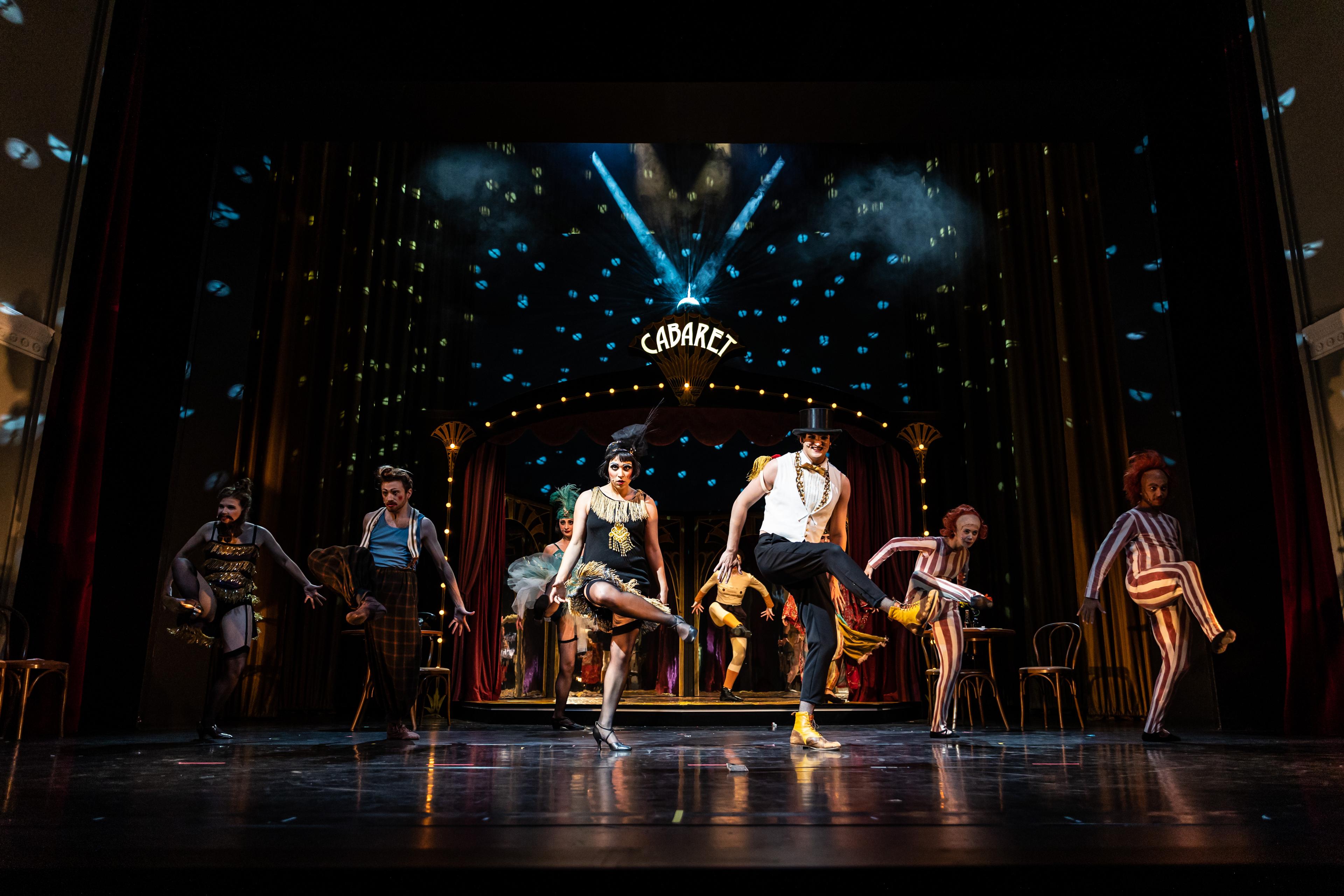 Ole Riebesell als Conférencier und Linda Ghandour als Sally Bowles gemeinsam mit dem Ensemble des Jungen Schauspiel Eisenach in „Cabaret“ in der Regie von Jule Kracht. Foto Christina Iberl