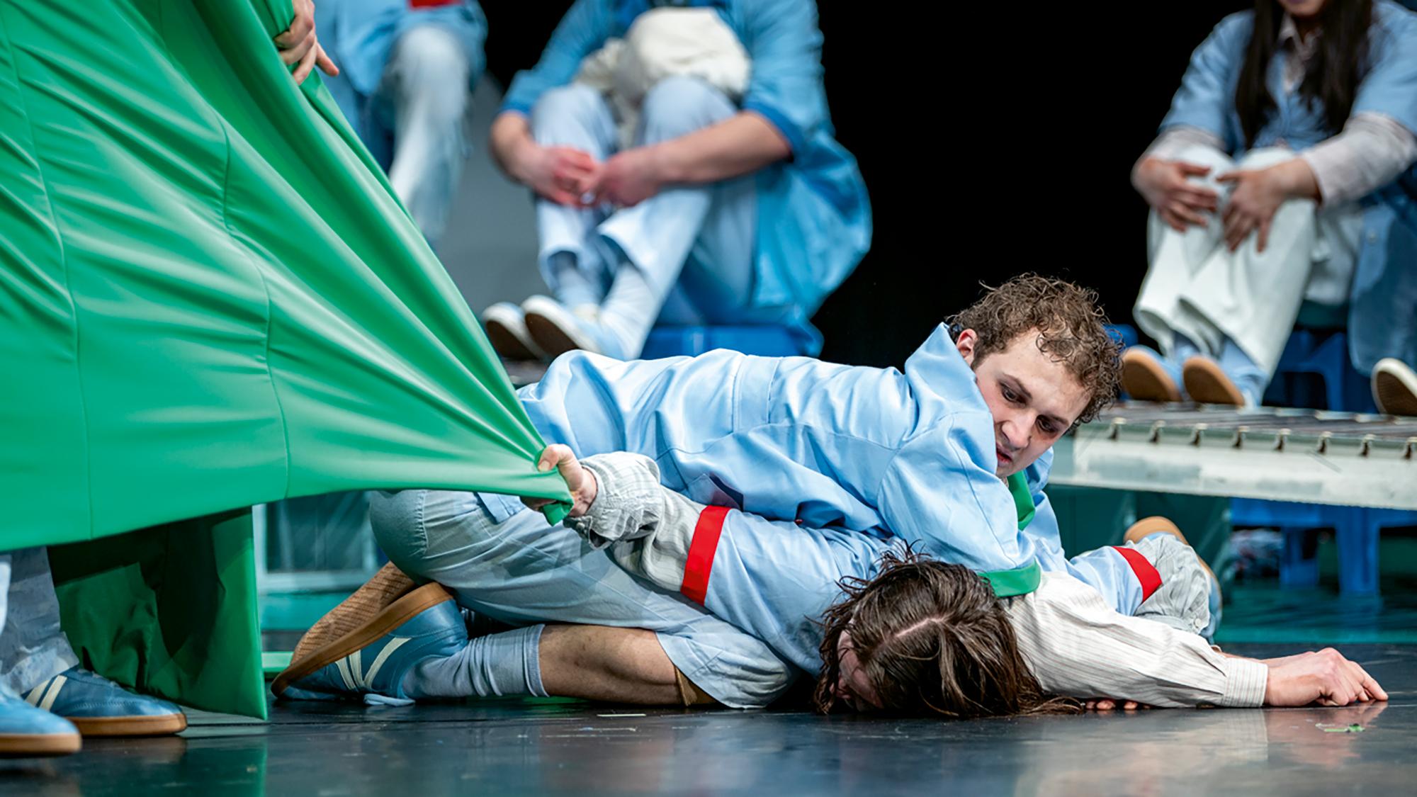 „Die Weber“ von Gerhart Hauptmann in einer Fassung von Max Radestock, Christoph Macha und Ensemble. Regie Max Radestock an den Bühnen Halle. Bühne und Kostüme Anneke Frank