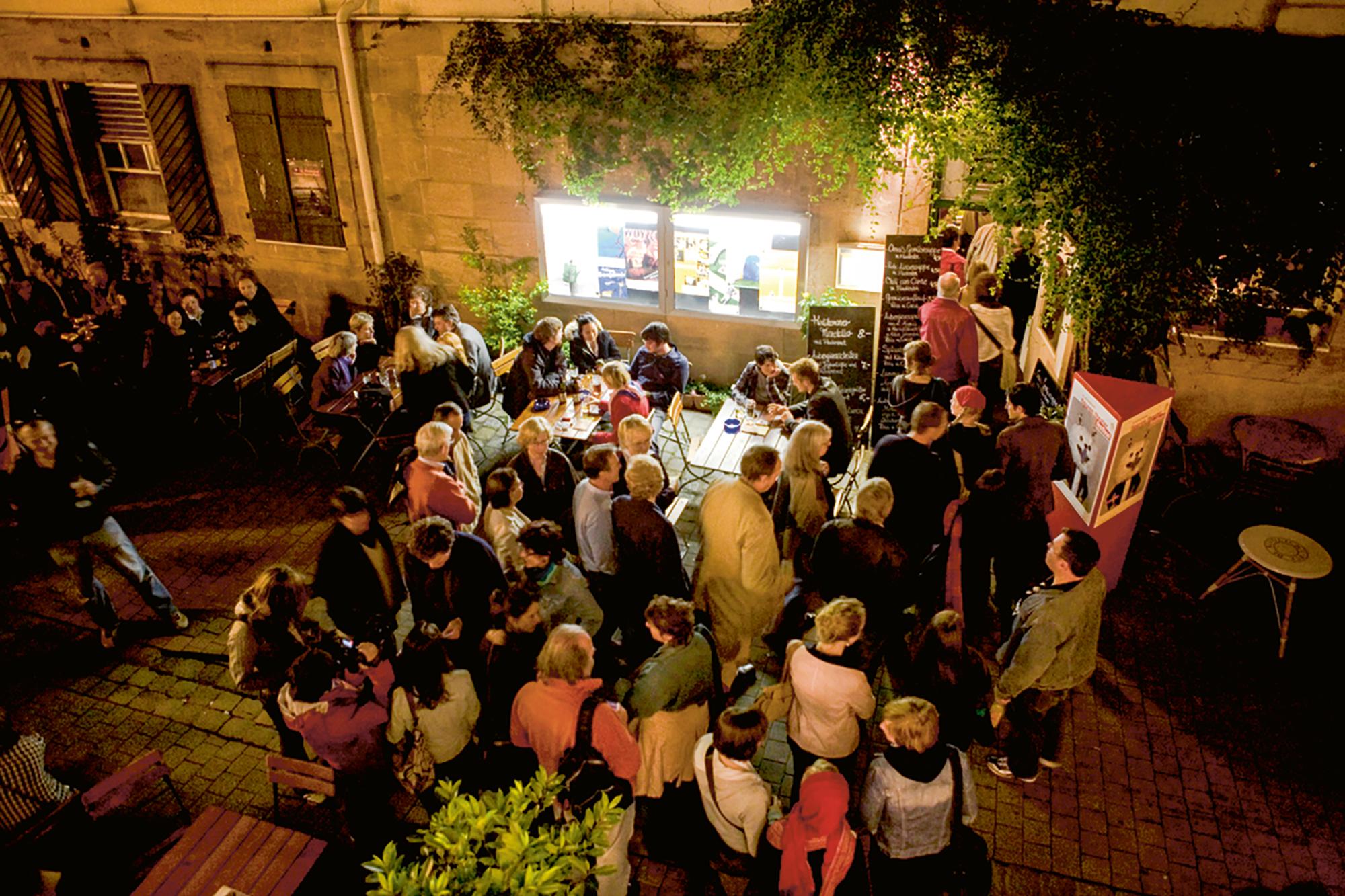 Vor dem Spielort Theater in der Garage und dem Theatercafé. 2007