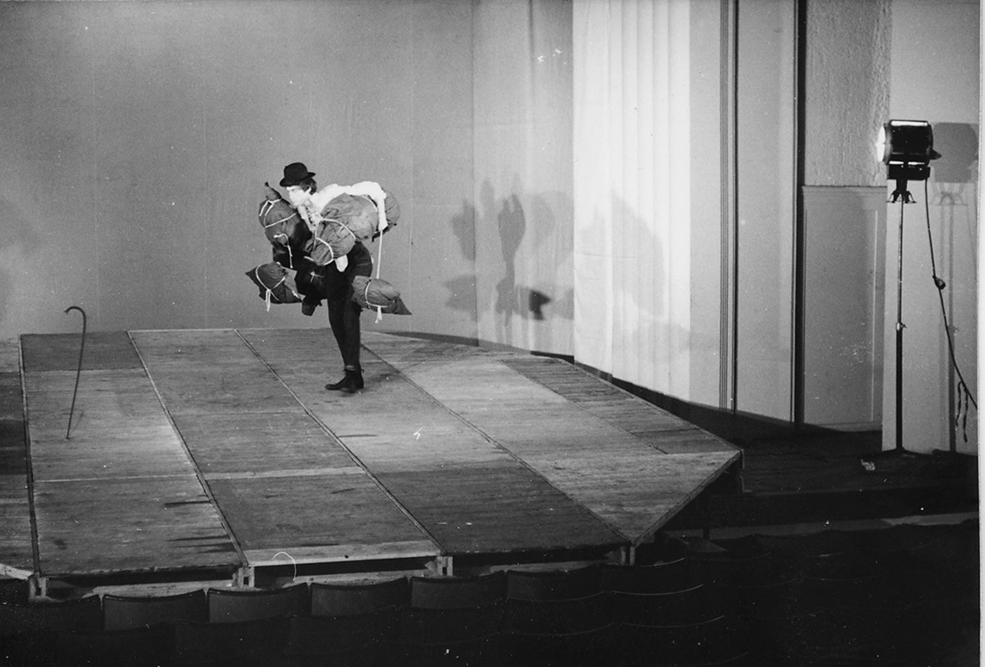 Winfried Glatzeder als Probstein in „Wie es euch gefällt“ von William Shakespeare  in der Übersetzung von Heiner Müller, Inszenierung B. K. Tragelehn 1969 an der Deutschen Hochschule für Filmkunst, Potsdam-Babelsberg. Akademie der Künste,  Berlin, B. K.-Tragelehn-Archiv, Archivnummer 230_017_08