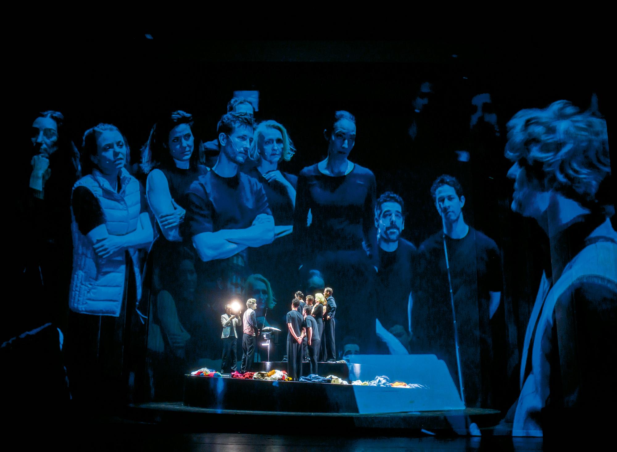 „Wir sind das Volk“, Weimarer Lebensgeschichten gesammelt und für die Bühne arrangiert von Luise Voigt und Eva Bormann. Regie Luise Voigt am Nationaltheater Weimar