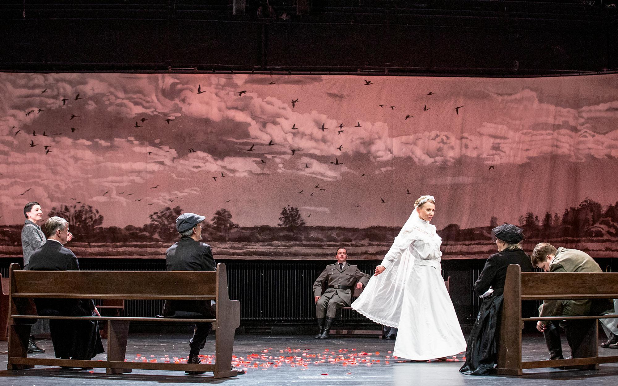 Ensemble in „Wege übers Land“ nach dem Roman von Helmut Sakowski. Regie Maik Priebe am Theater Orchester Neustrelitz/Neubrandenburg