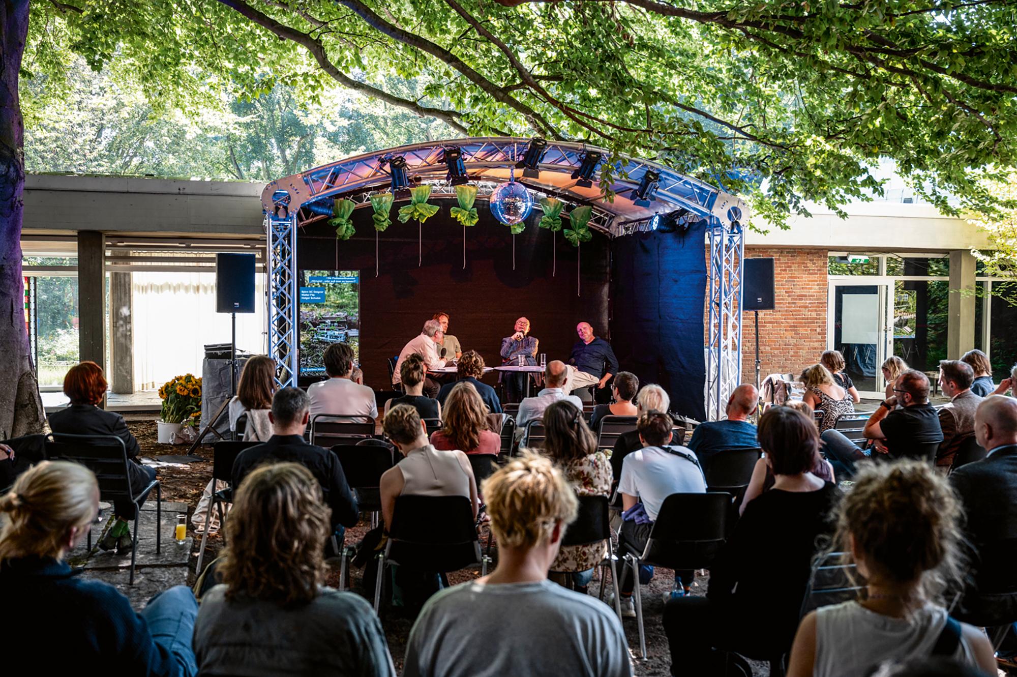 14. Berliner Hörspielfestival „Am Limit“: Im Buchengarten der Akademie der Künste diskutieren Jochen Meißner, Björn SC Deigner, Walter Filz und Holger Schulze (v.l.)