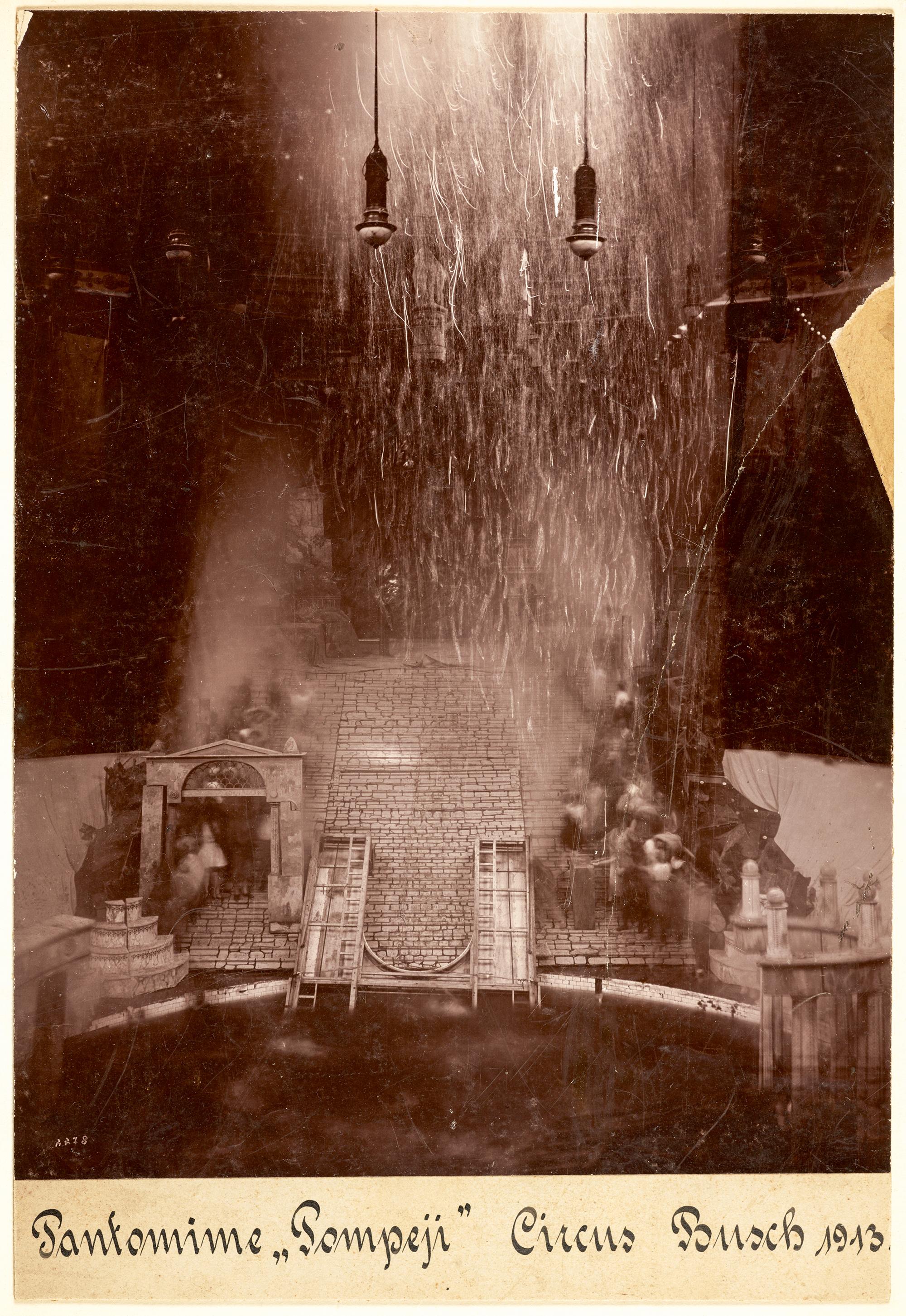 Fotografie der Proben für die Pantomime Pompeji bei Circus Busch (1913): Der Ausbruch des Vesuvs mit Feuerregen und Asche schien mit Sägespanregen inszeniert worden zu sein.