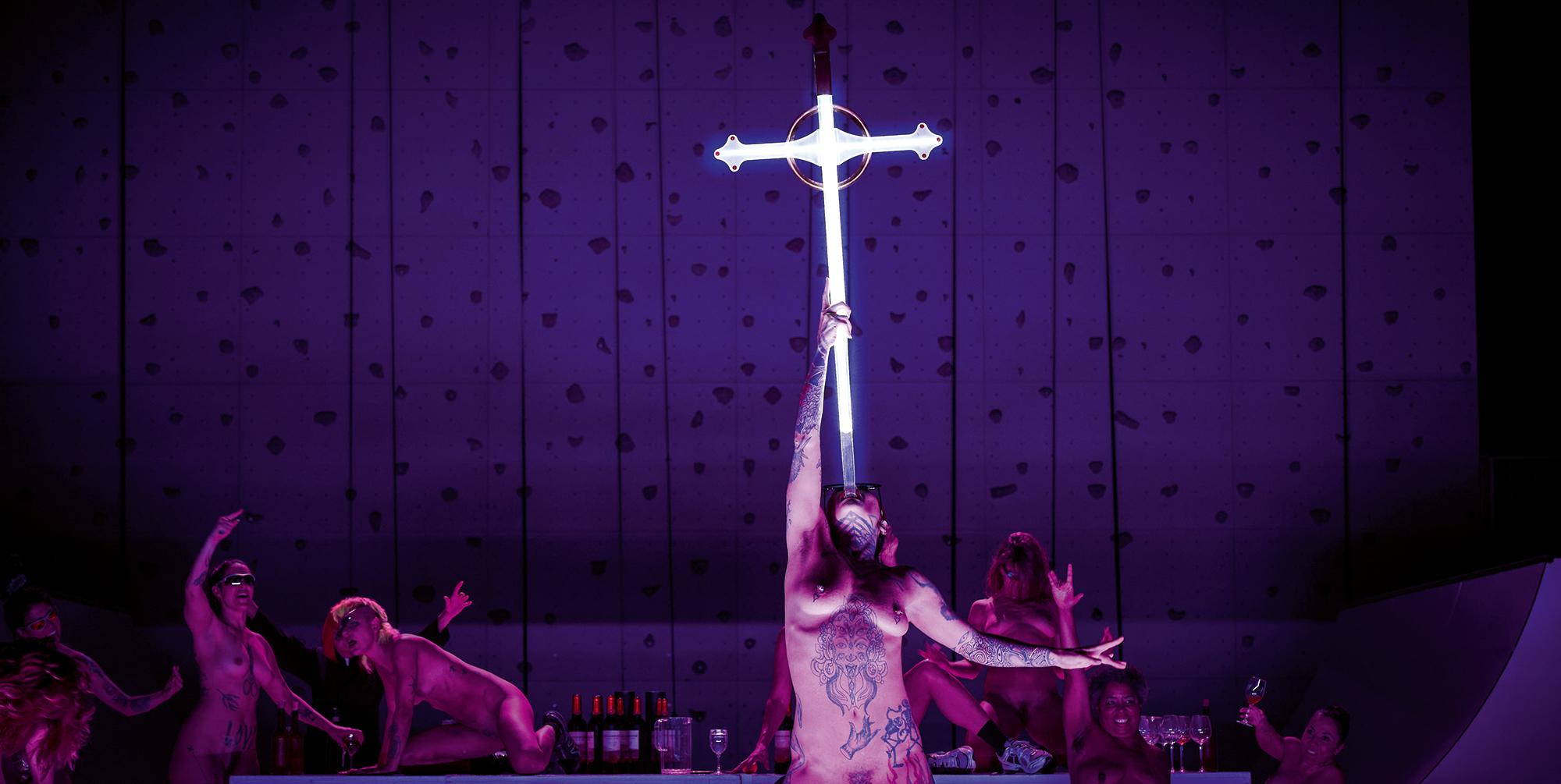 Ensemble in Szenen aus „Sancta“, von Paul Hindemith, Johanna Doderer, Johann Sebastian Bach, Born in Flamez, Stefan Schneider, Nadine Neven Raihani u.a. Opernperformance von Florentina Holzinger mit Paul Hindemiths Oper „Sancta Susanna“ (Libretto: August Stramm). Regie und Choreografie Florentina Holzinger, Musikalische Leitung Marit Strindlund, Bühne und Kostüme Nikola Kneževic an der Staatsoper Stuttgart
