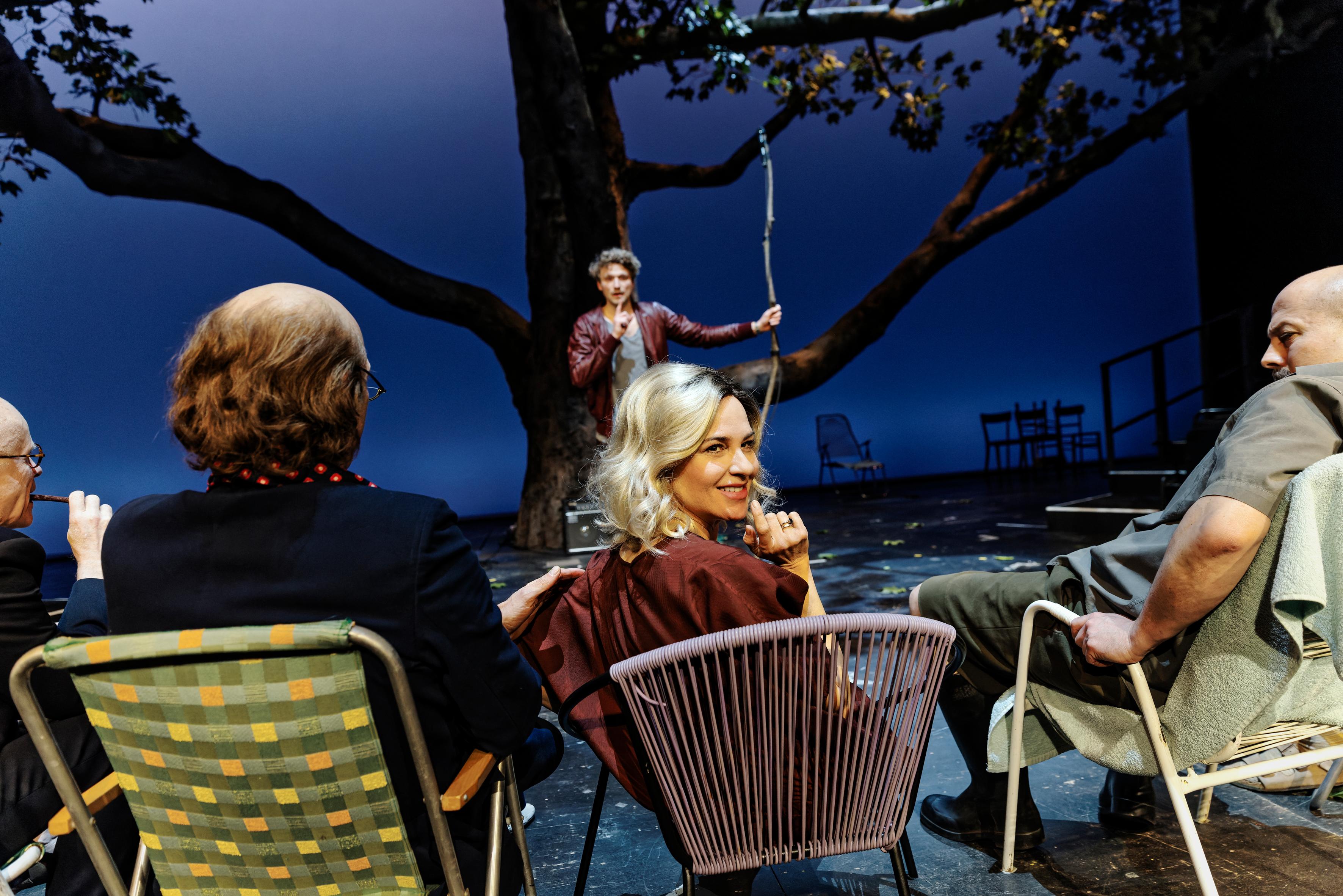 Joachim Meyerhoff, Stephanie Eidt, Laurenz Laufenberg, David Ruland, in „Die Möwe“, in der Regie von Thomas Ostermeier Foto: Gianmarco Bresadola