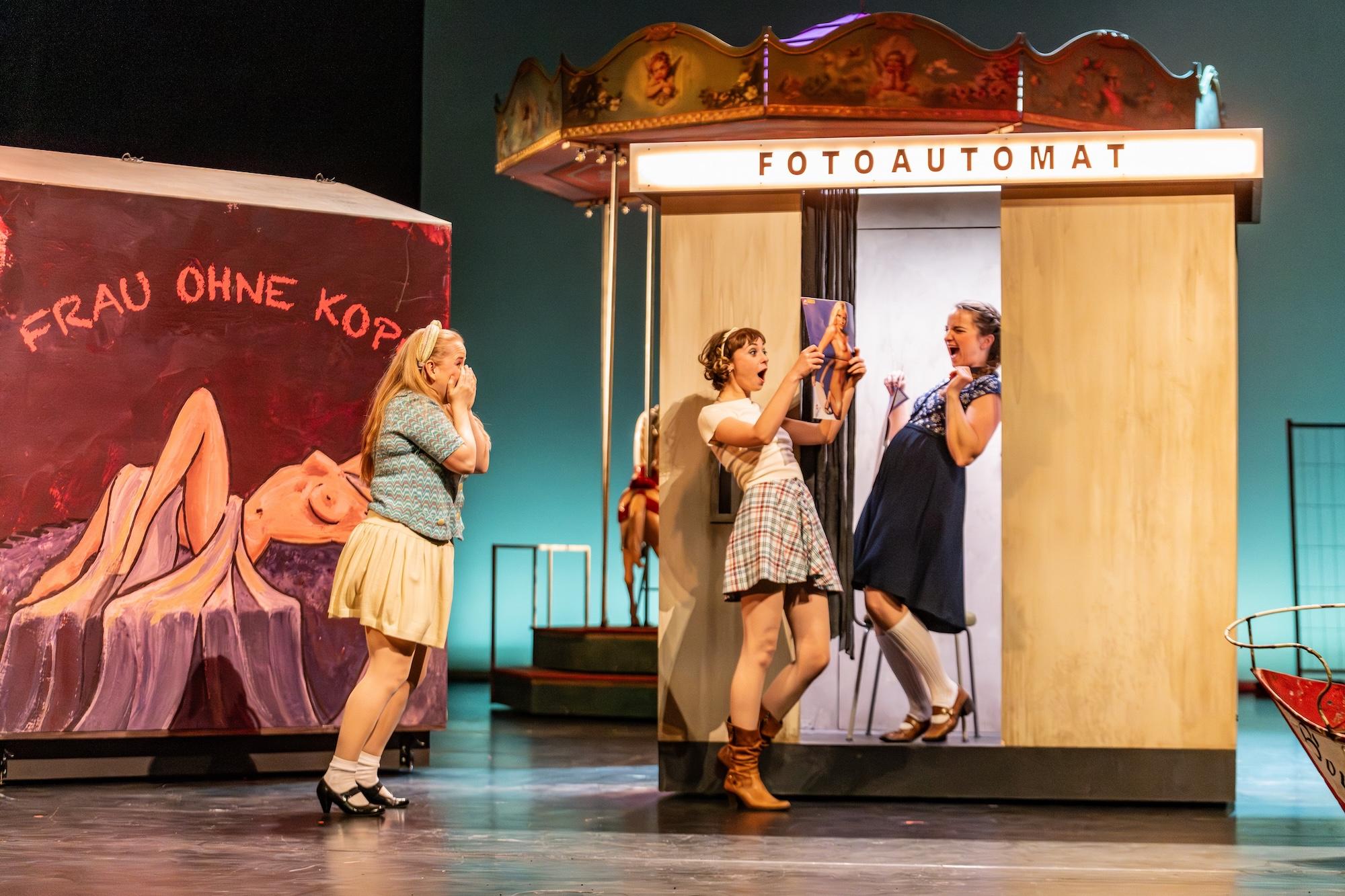 Wie weit lassen sich die Ketten der Konventionen lockern? „Frühlings Erwachen“ von Frank Wedekind, inszeniert von Anna Magdalena Fitzi, in Eisenach.