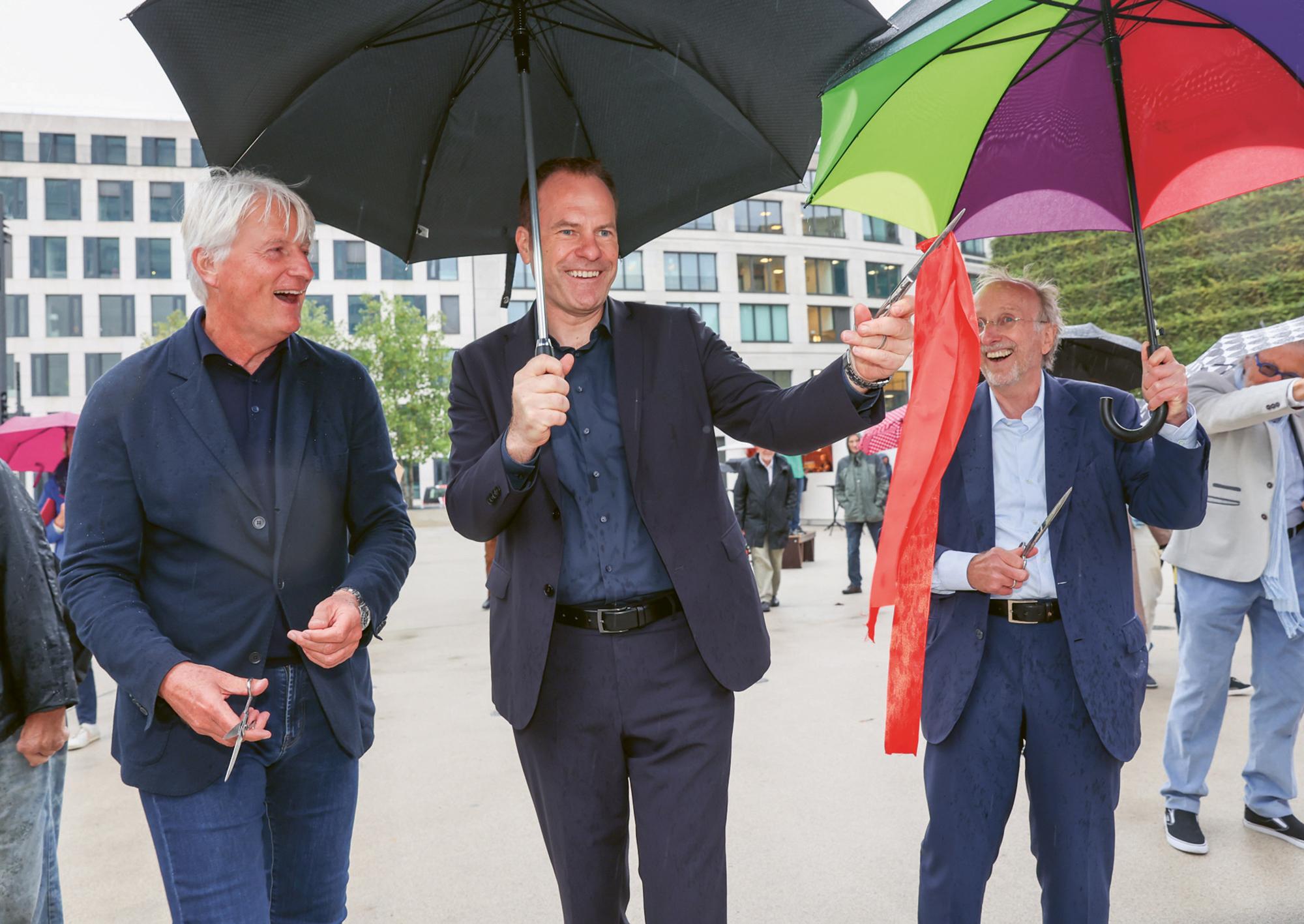 Düsseldorfer Schauspielhaus im September 2022 — Architekt Christoph Ingenhoven, Oberbürgermeister Stephan Keller und Generalintendant Wilfried Schulz weihen den neugestalteten Platz ein.