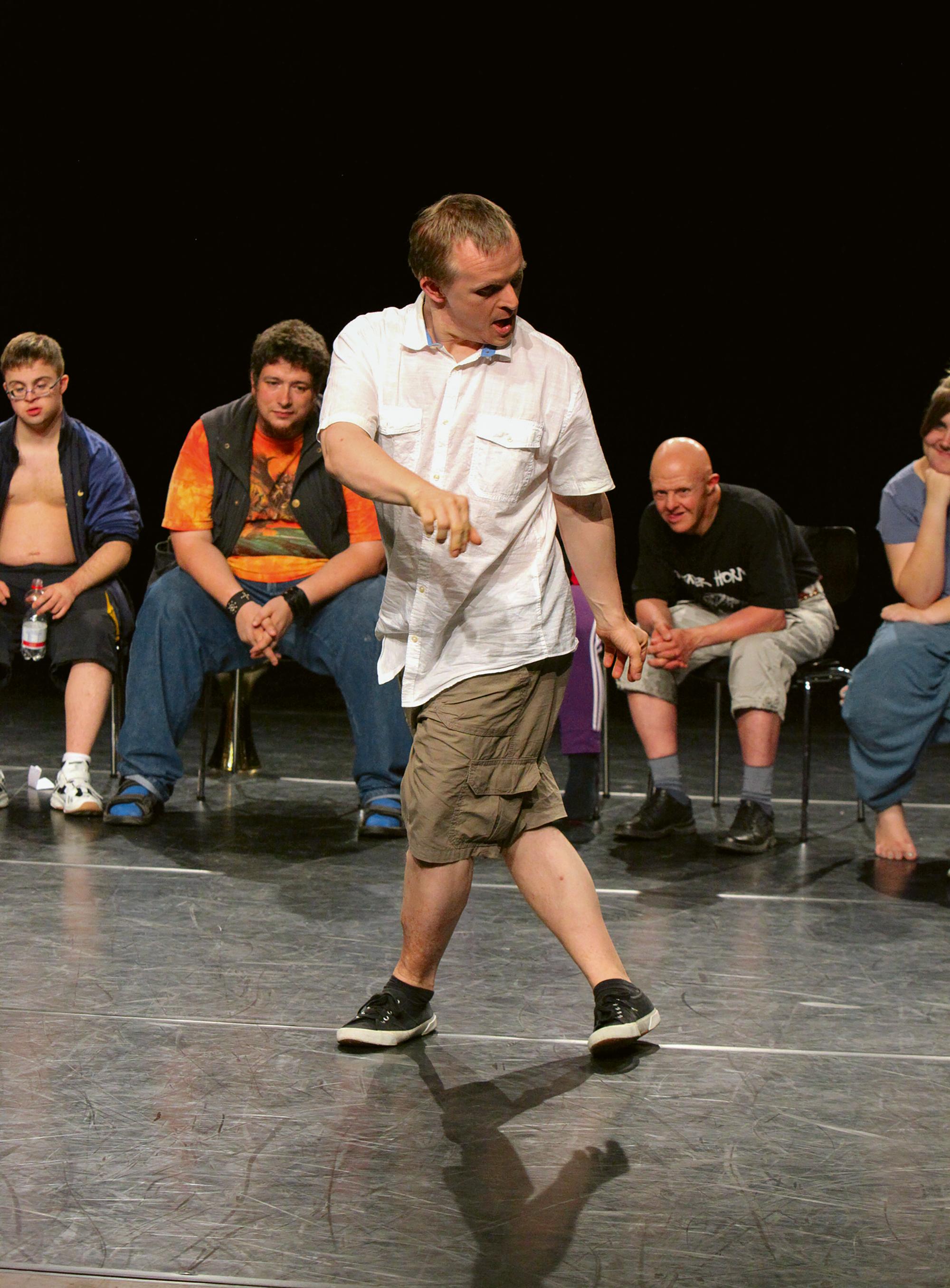 Schauspieler Matthias Grandjean in der Inszenierung „Disabled Theater“ von Jérôme Bel und dem Theater HORA