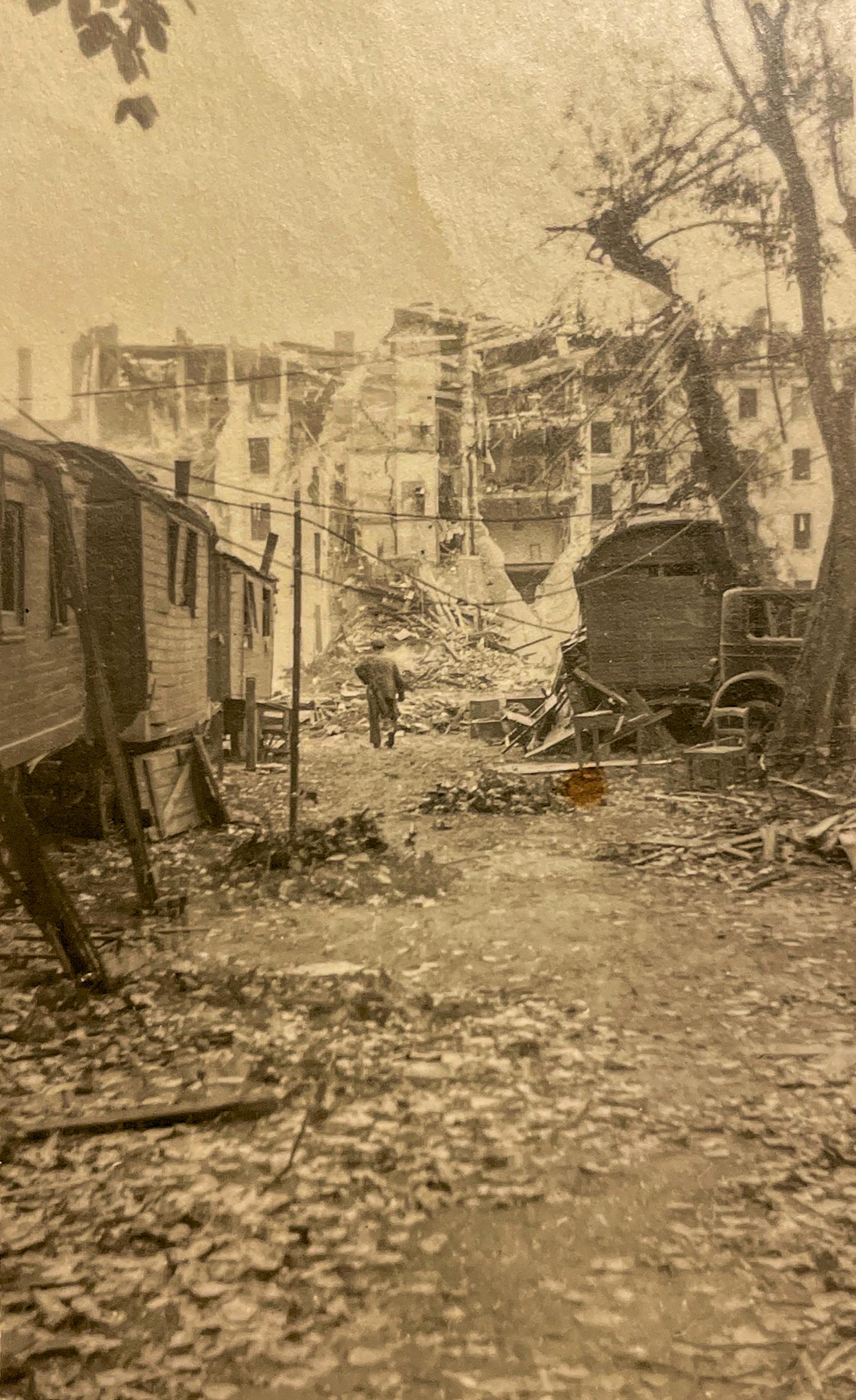 Der Karlsgarten nach dem Ende des Zweiten Weltkriegs mit zerstörten Zirkuswagen und zerbombten Häusern im Hintergrund (1945).