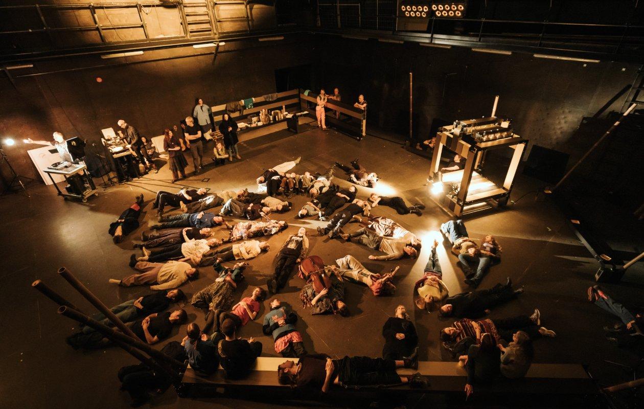 Showcase Beat Le Mot mit Von Krahl Theater Tallinn, Solistenensemble Kaleidoskop und Maya Dunietz in ihrer Performance „Sieg über die Sonne“ bei Shift the Vibe am FFT Düsseldorf.