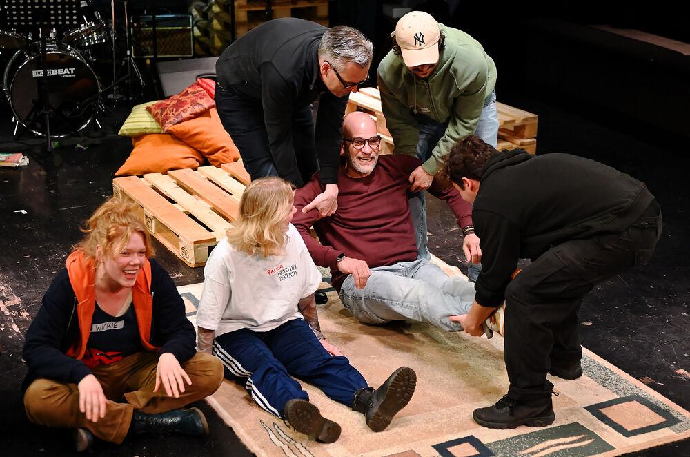 Wie lässt man sich am besten von der Polizei wegtragen? „Die Ungehorsamen“ von Manuel Waltz & Marcel Raabe am Theater Aachen. 