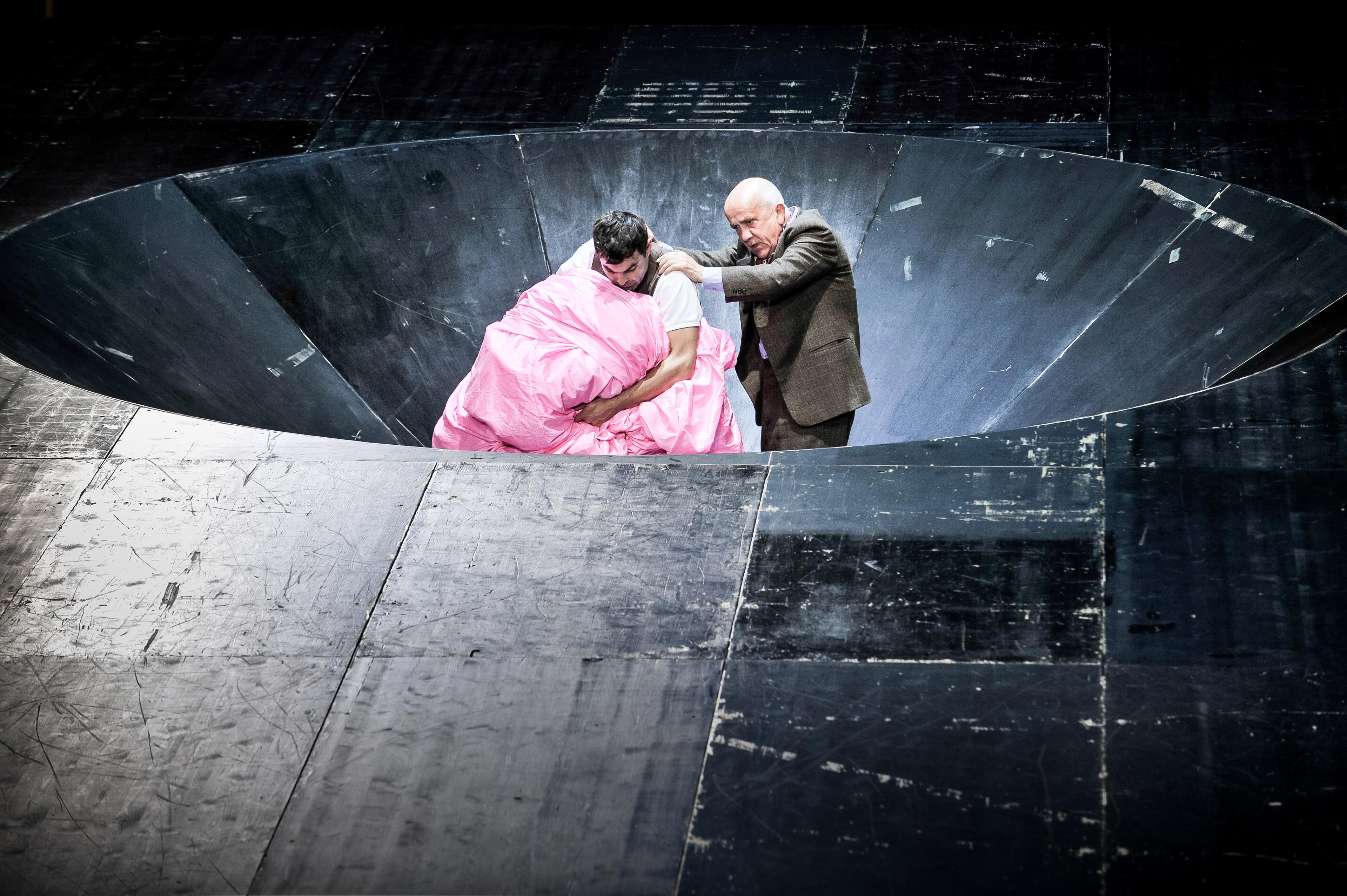 Andreas Döhler und Christian Grashof in „Warten auf Godot” von Samuel Beckett, Regie: Ivan Panteleev, Bühne und Kostüme: Mark Lammert, Ruhrfestspiele Recklinghausen und Deutsches Theater Berlin 2014, Foto: Arno Declair