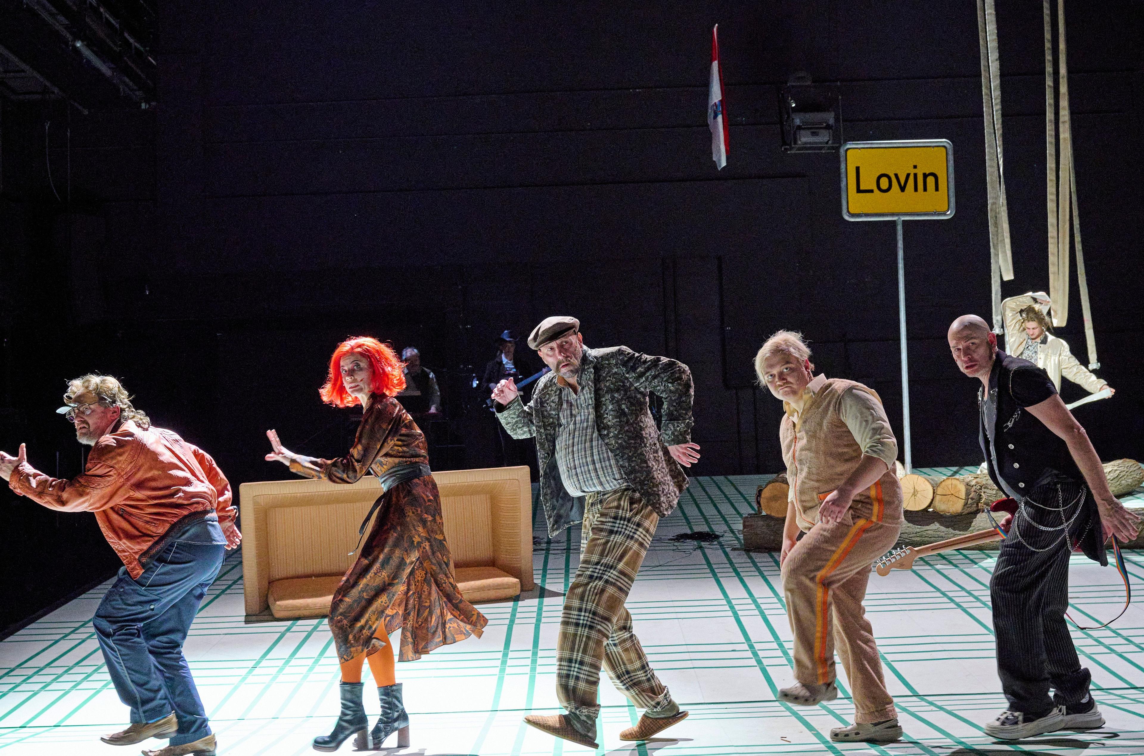 Günther Harder, Annalena Haering, Hagen Oechel, Felix Thewanger, Clemens Dönicke in „Singletreff“ von Dirk Laucke in der Regie von Lars-Ole Walburg am Staatstheater Kassel. Foto Katrin Ribbe