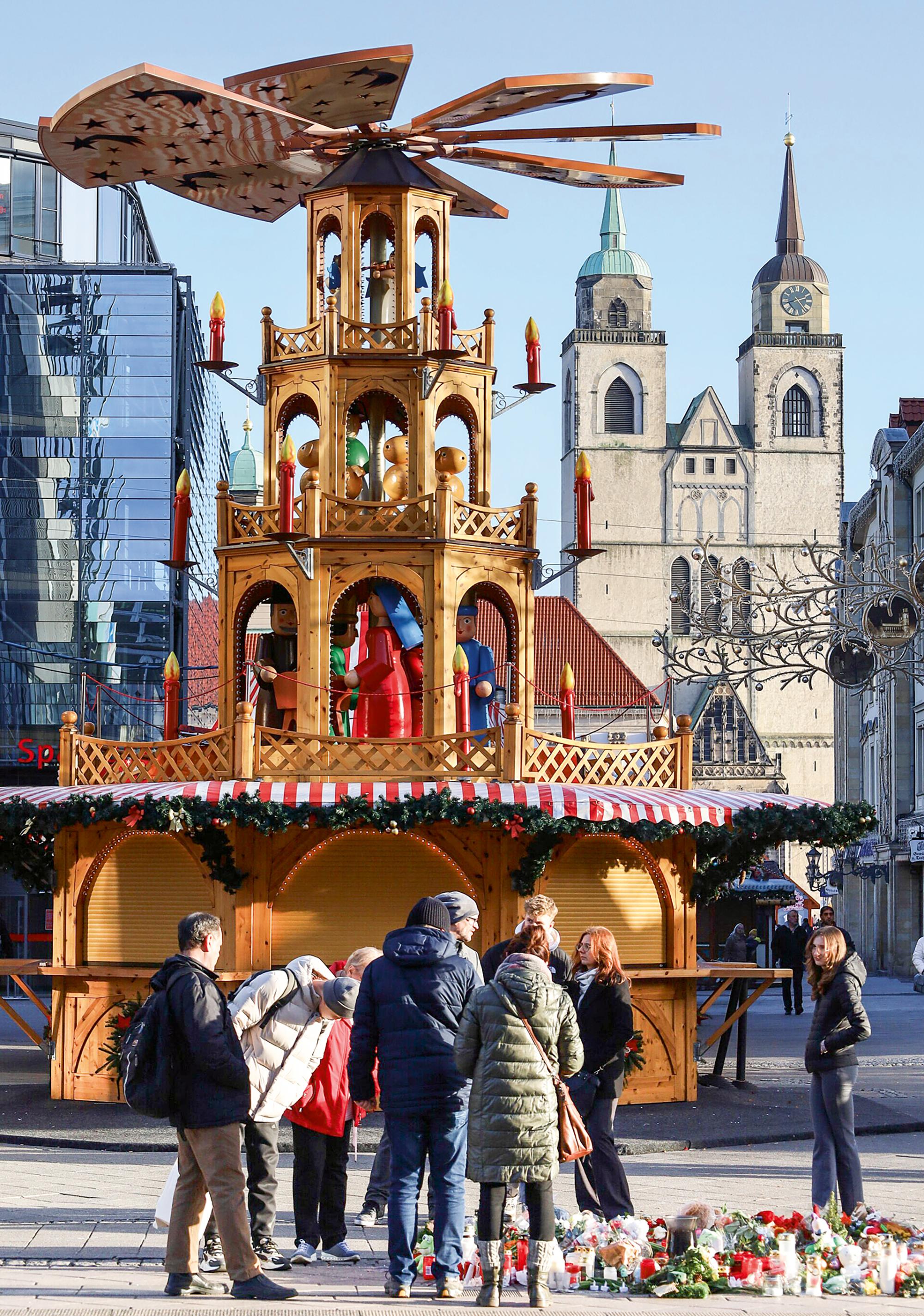 Trauernde nach dem Anschlag auf den Magdeburger Weihnachtsmarkt 2024