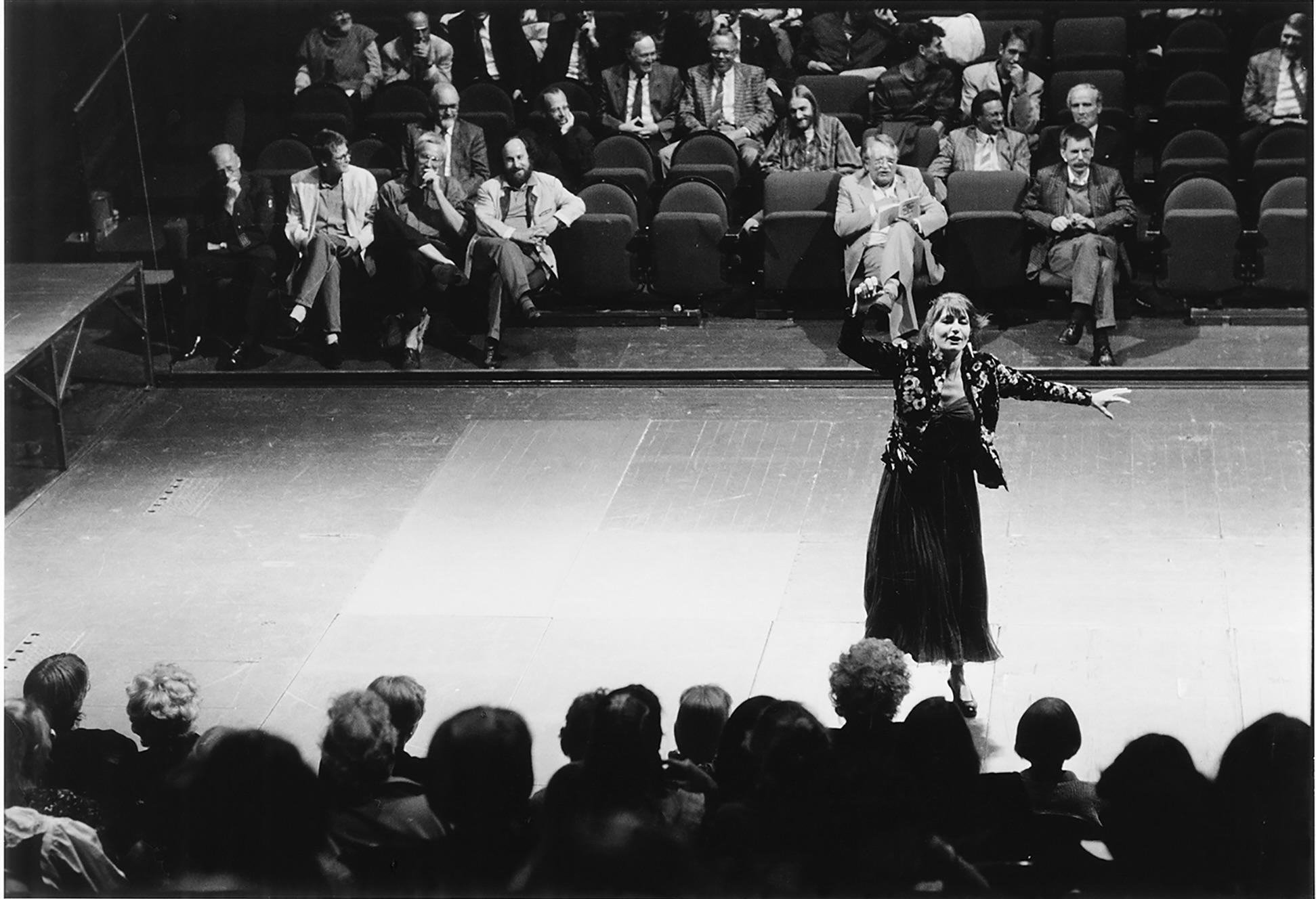 Barbara Nüsse in „Medeamaterial“ von Heiner Müller, Inszenierung B. K. Tragelehn 1989 im Kleinen Haus des Düsseldorfer Schauspielhauses. Akademie der Künste, Berlin, B. K.-Tragelehn-Archiv, Archivnummer 344_005