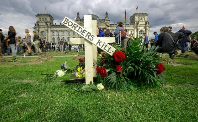 „Die Toten kommen“. Aktion vom Zentrum für Politische Schönheit. Foto David Baltzer