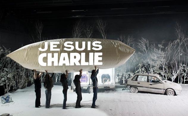 „La Mélancolie des Dragons“ / Je suis Charlie. Foto  Martin Argyroglo/Montage Philippe Quesne