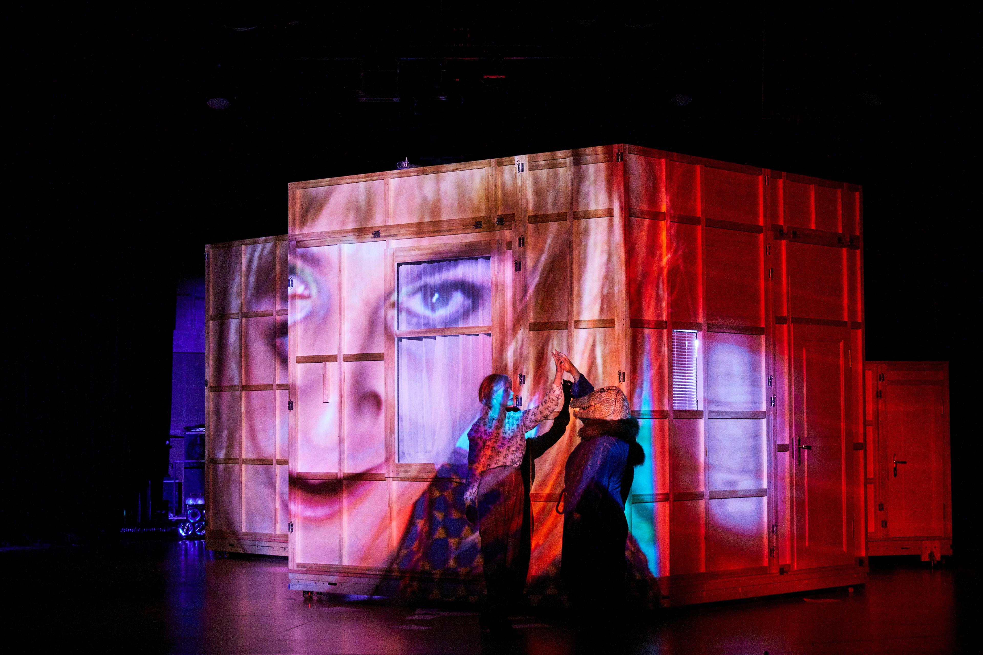 Die nah platzierten, aber voneinander abgewandten Kuben in „Malina“ in der Regie von Claudia Bauer am Wiener Volkstheater. Foto Marcel Urlaub/Volkstheater