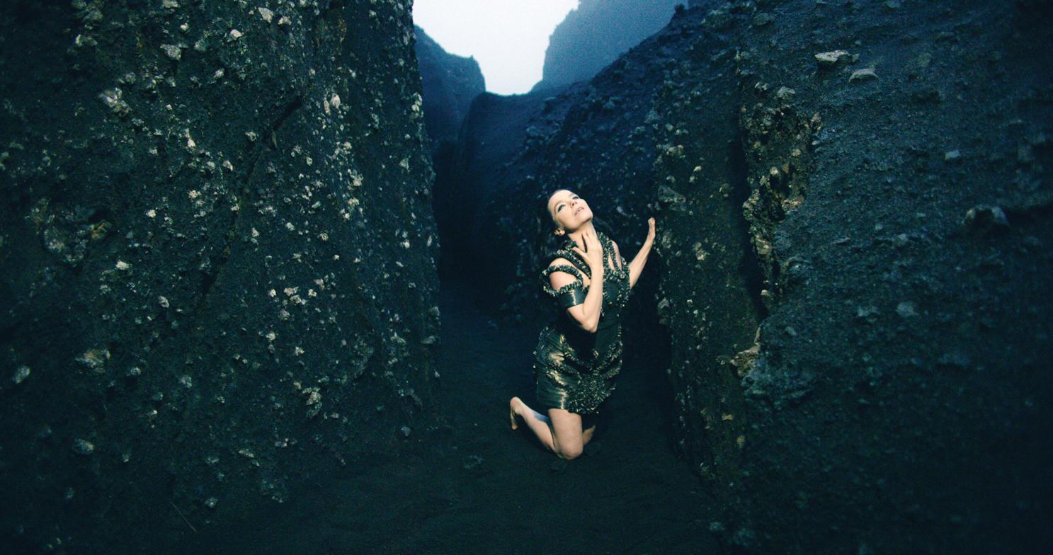 Ums gemeinsame Leben betrogen – Björns Stimme, über die eigene Trennung singend, durchwandert im Song "Black Lake" alle Schattierungen tiefer Verletzung. Foto Courtesy of Wellhart and One Little Indian