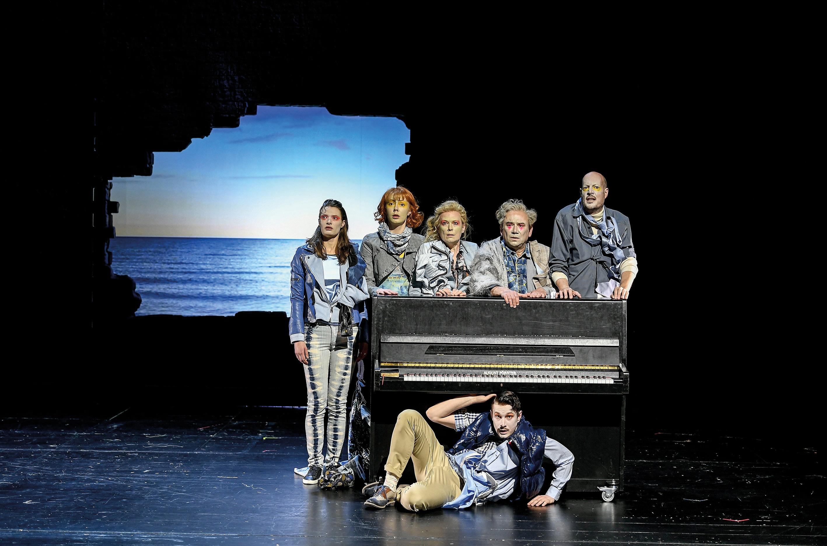 Im Angesicht einer voranschreitenden Katastrophe: Sarah Schmidt, Philipp Lux, Christine Hoppe, Moritz Dürr in „Das Wasser“ in der Regie von Jan Gehler am Staatsschauspiel Dresden. Foto Sebastian Hoppe