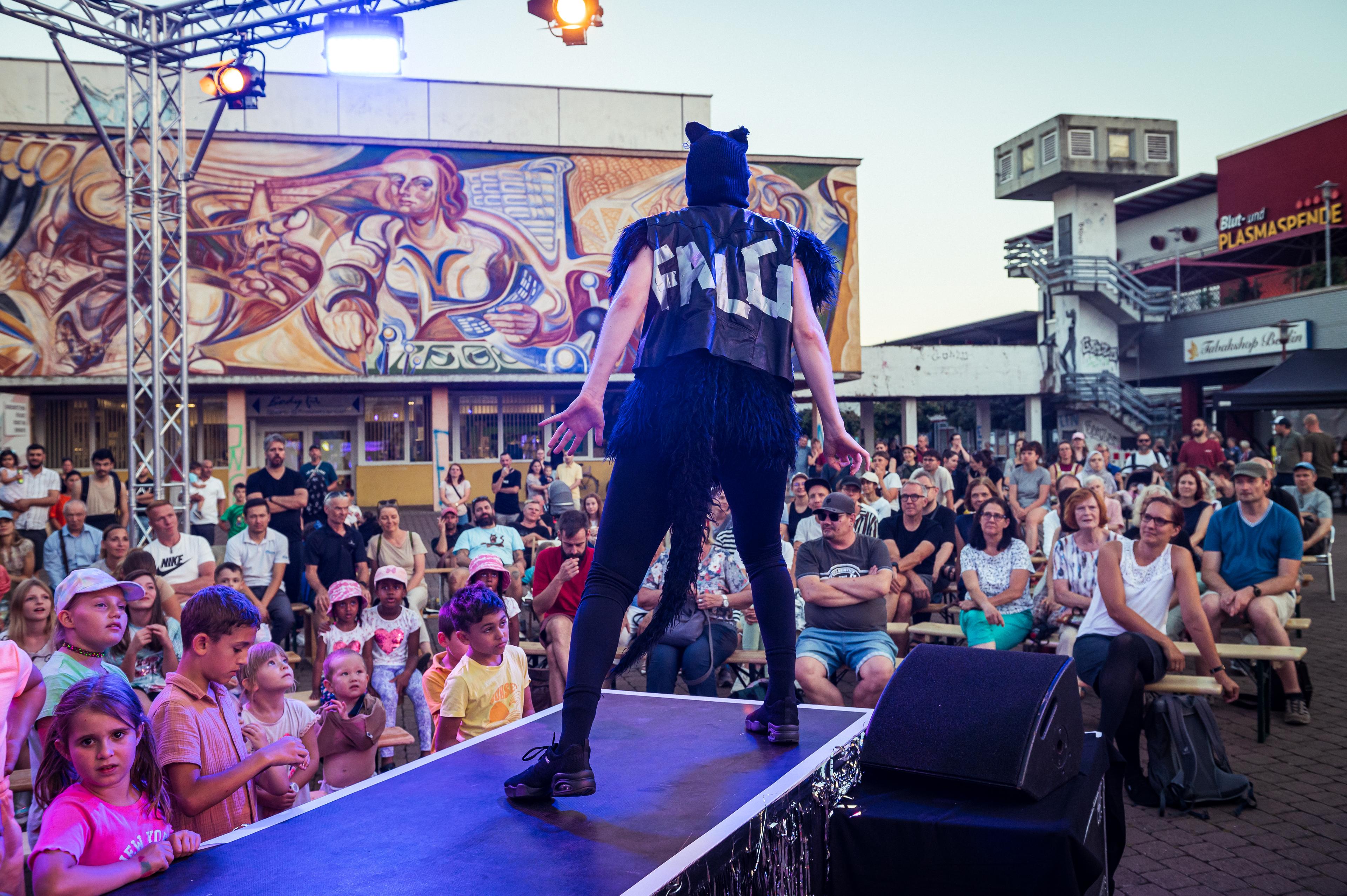 Das Schrottplatz-Musical „CATS OF ERFURT“ von glanz&krawall, mit Blick auf das revolutionäre Wandgemälde. Foto Jonas Walter