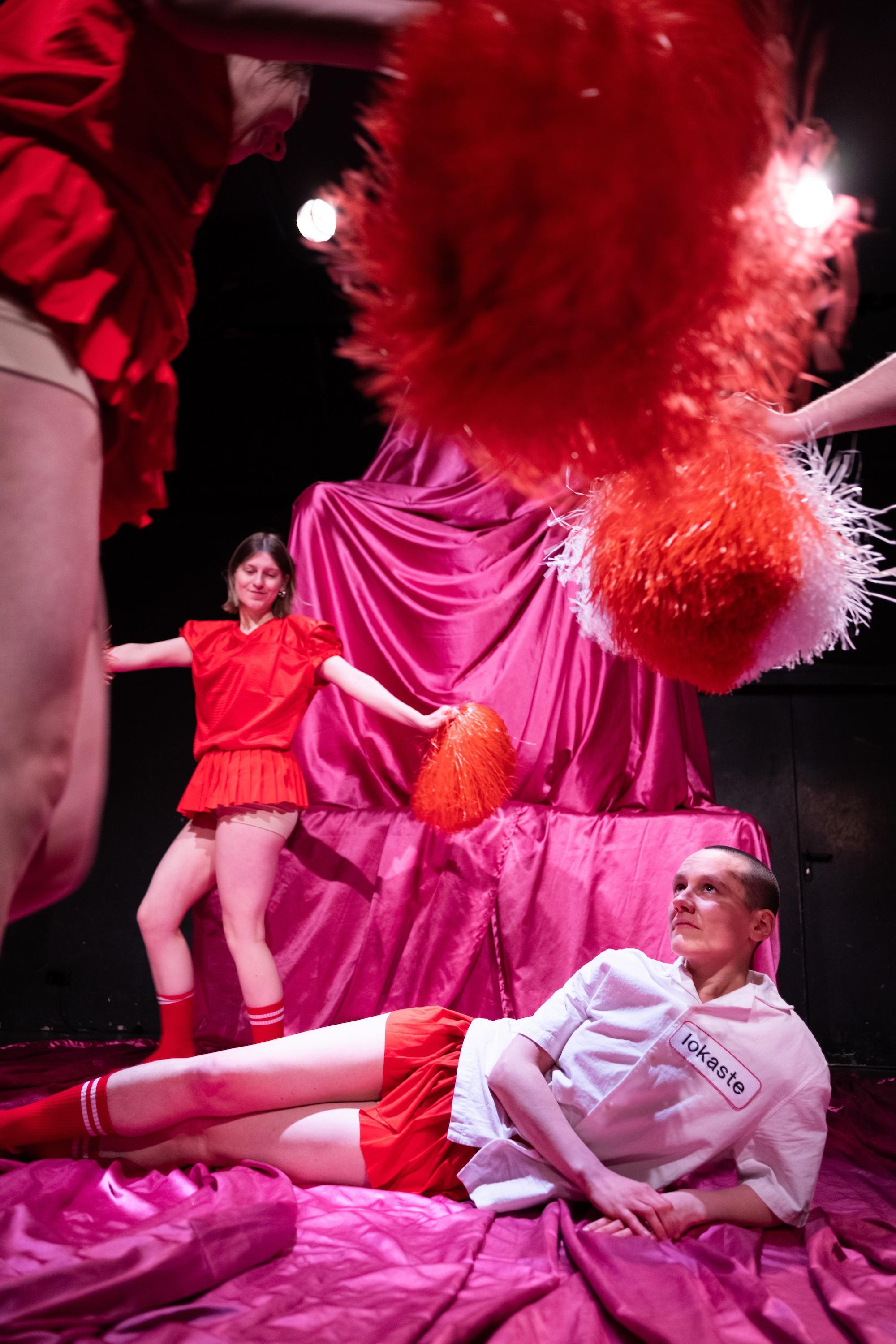 Wie gesehen werden, wenn sich das Gegenüber die Augen aussticht? „ANTISEX“ von Lou Hampel, Hannah Helbig und Mathis Kießling.