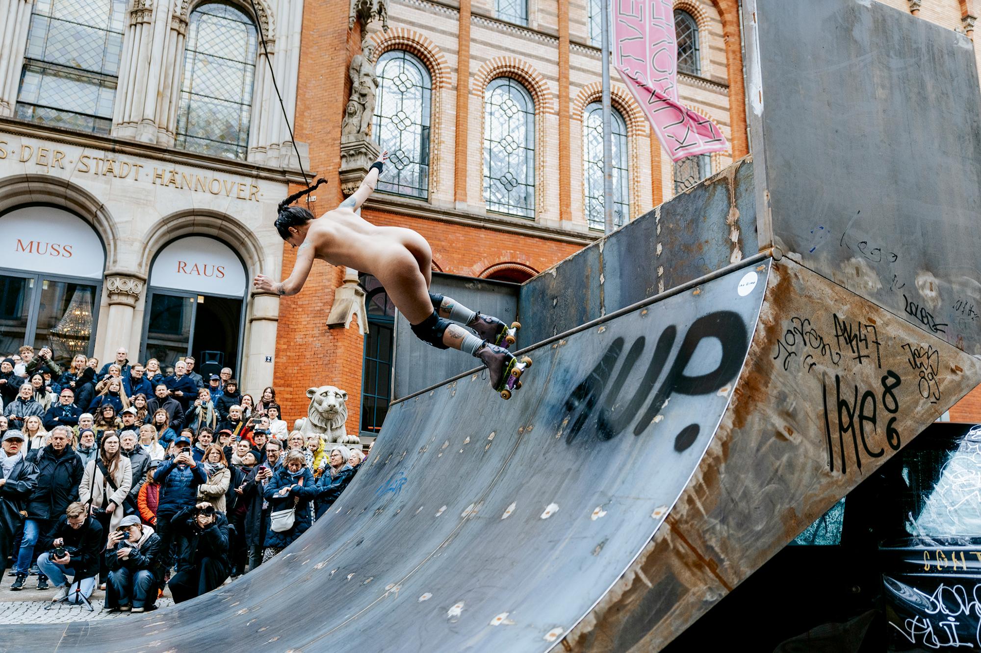 Florentina Holzinger (mit Netti Nüganen, Sara Lancerio und Mery Muñoz), Eröffnung der „Crash Pipe“ (2026) im Kontext der Ausstellung „Under the Milky Way. Abstraktion, Autonomie und post-vandalische Tendenzen in der Kunst der Gegenwart“ (28. März bis 19. Juli 2026) im Kunstverein Hannover, Sophienstraße vor dem Künstlerhaus Hannover, 28. März 2026