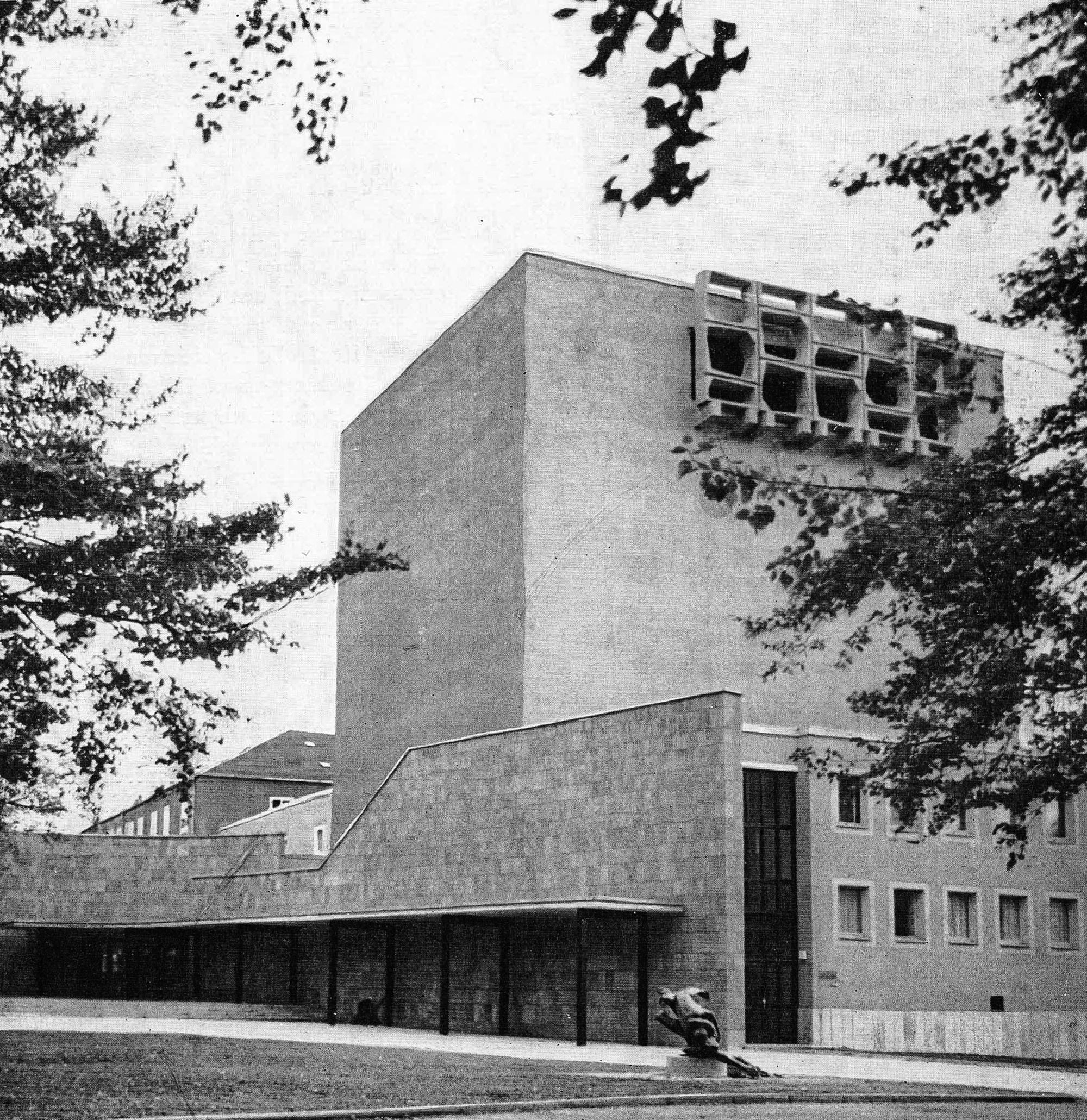 Schauspielhaus mit Vorplatz und Haupteingang, 1980