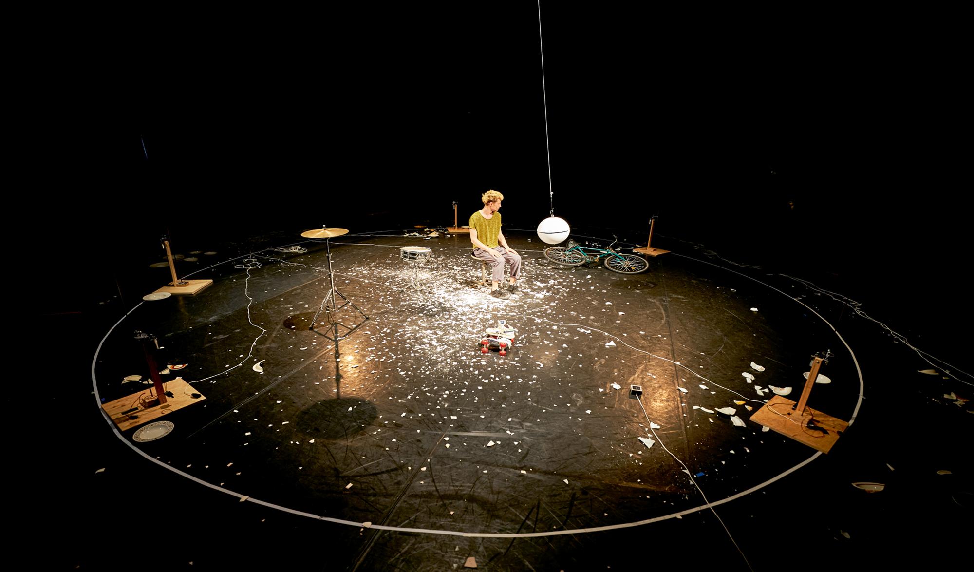 Julian Vogel in „Ceramic Circus“
