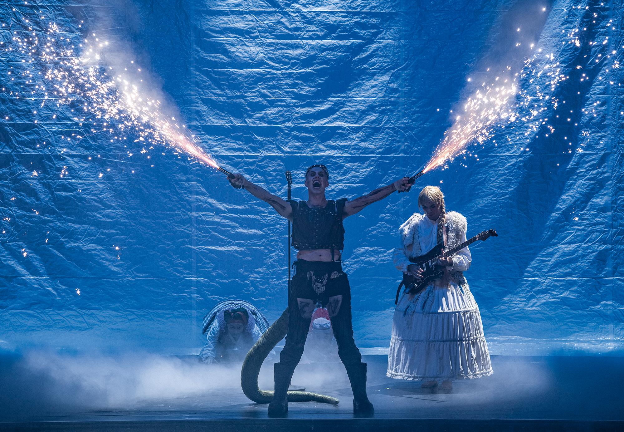 Florian Krannich im Rammstein-Look in „Drache“ von Jewgeni Schwarz an den Bühnen Halle, Regie Mareike Mikat