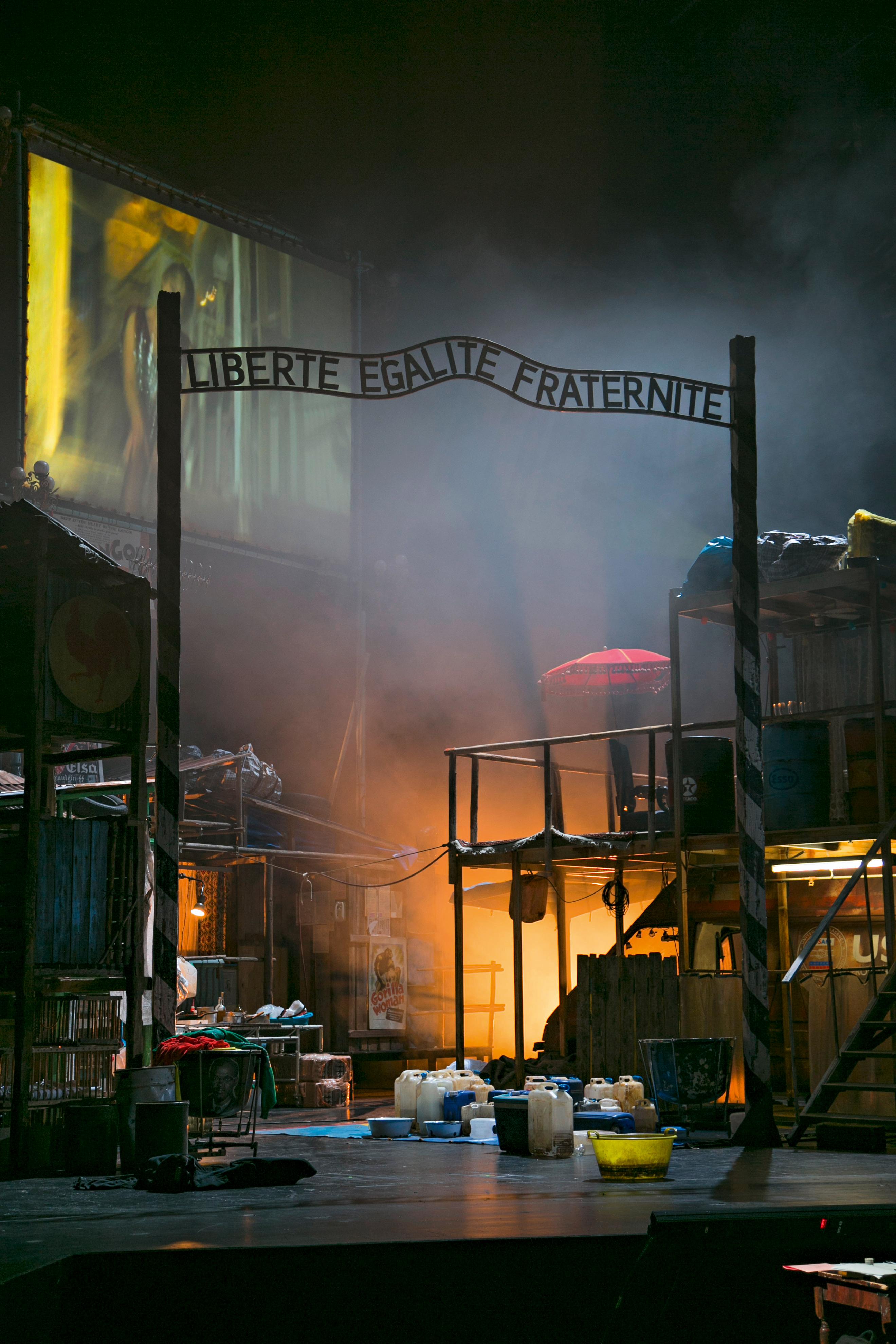 REISE ANS ENDE DER NACHT (nach Louis-Ferdinand Céline) Residenztheater München, 2013. Regie Frank Castorf, Kostüme Adriana Braga Peretzki, Live-Kamera Marius Winterstein, Jaromir Zezula. Foto Aleksandar Denić