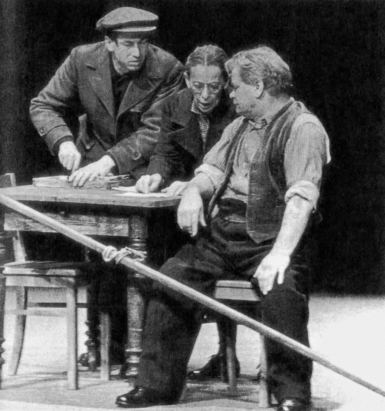 Furcht und Elend des Dritten Reiches . Helene Weigel, Fred Düren und Friedrich Gnaß in der Szene „Volksbefragung“ (1957), Deutsches Theatermuseum München, Archiv Willy Saeger