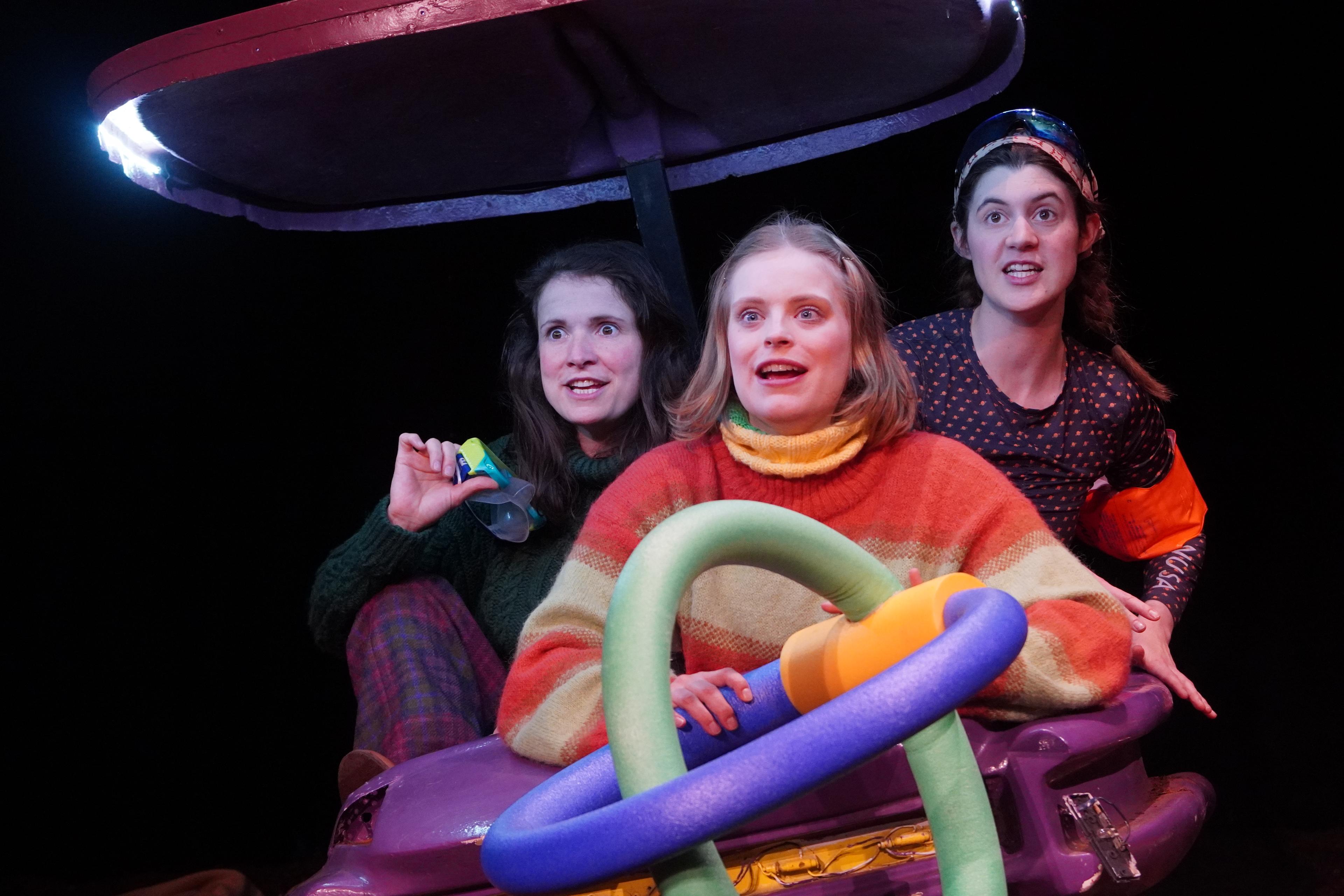 Johanna Engel, Fenna Benetz und Seriana Löschau in „Muttertier“ von Leo Lorena Wyss in der Regie von Magdalena Schönfeld am ITZ. Foto Gonschior