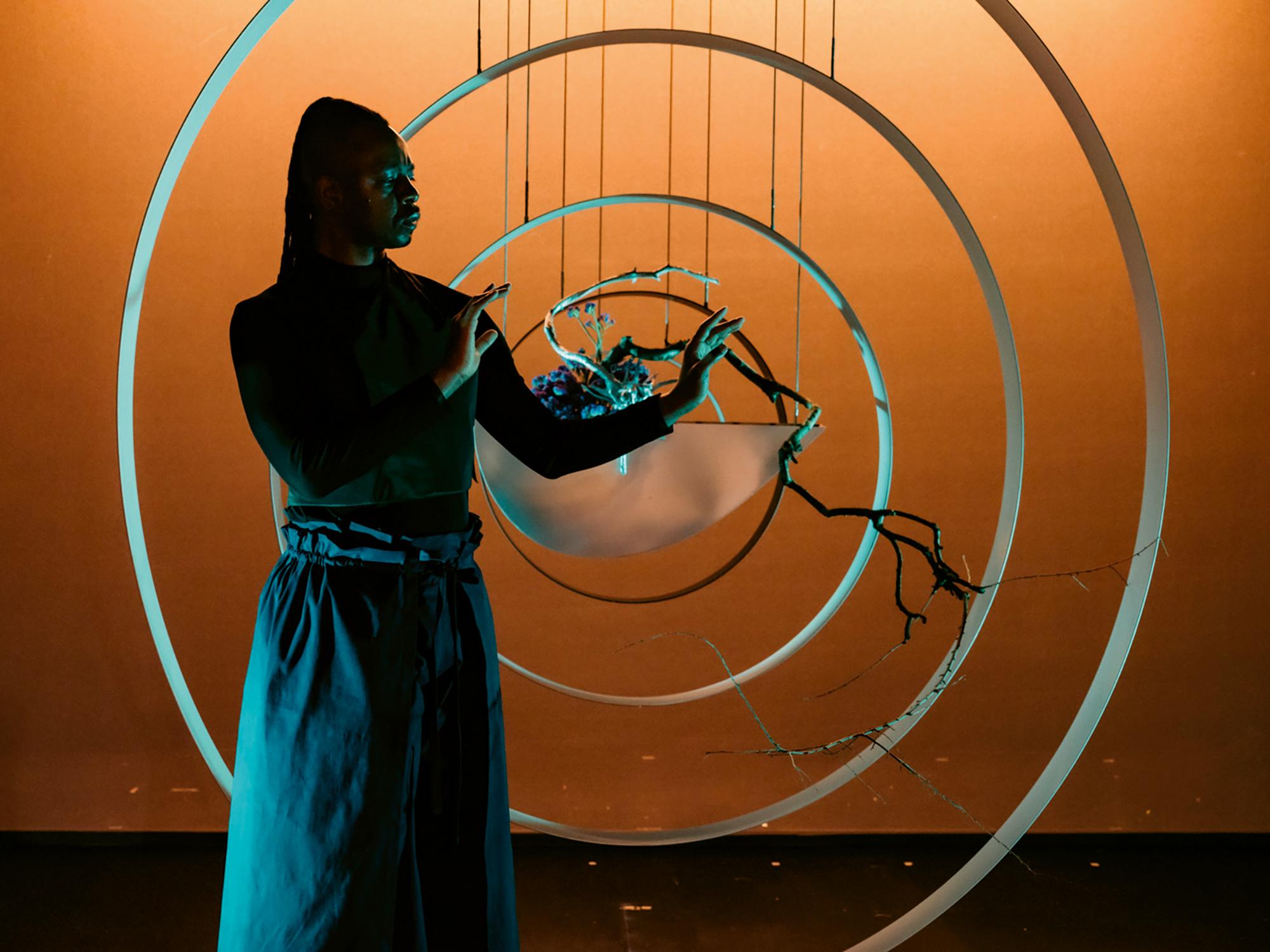 Challenge Gumbodete in Vom Zeugenschutz des Raubwürgers von Kevin Rittberger, 2024. Bühne: Han Le Han.