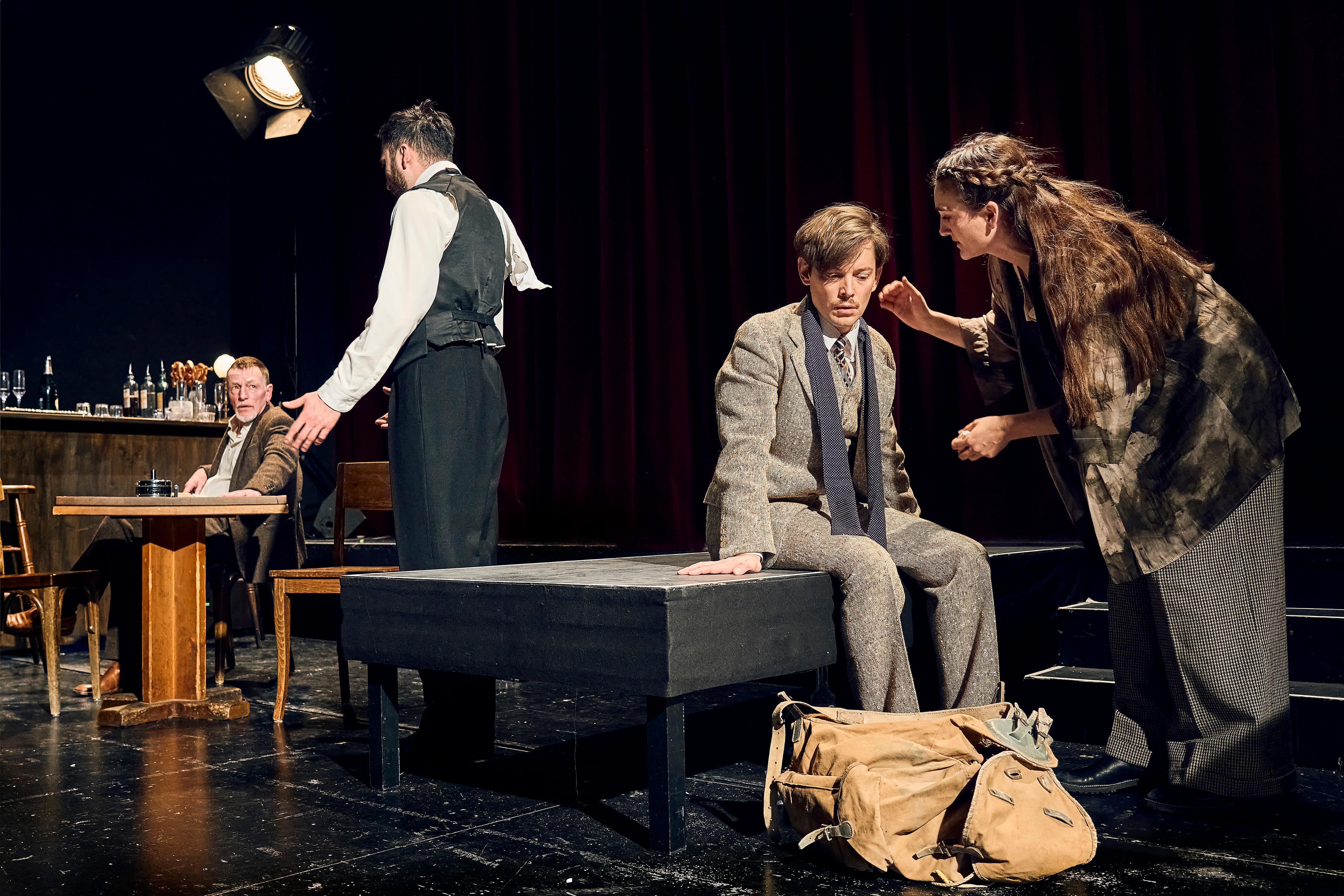 Dietmar Pröll, Nurettin Kalfa, Luzian Hirzel, Maria Lisa Huber in „Wunsch und Widerstand“, in der Regie von Stefan Otteni Foto: Anja Köhler