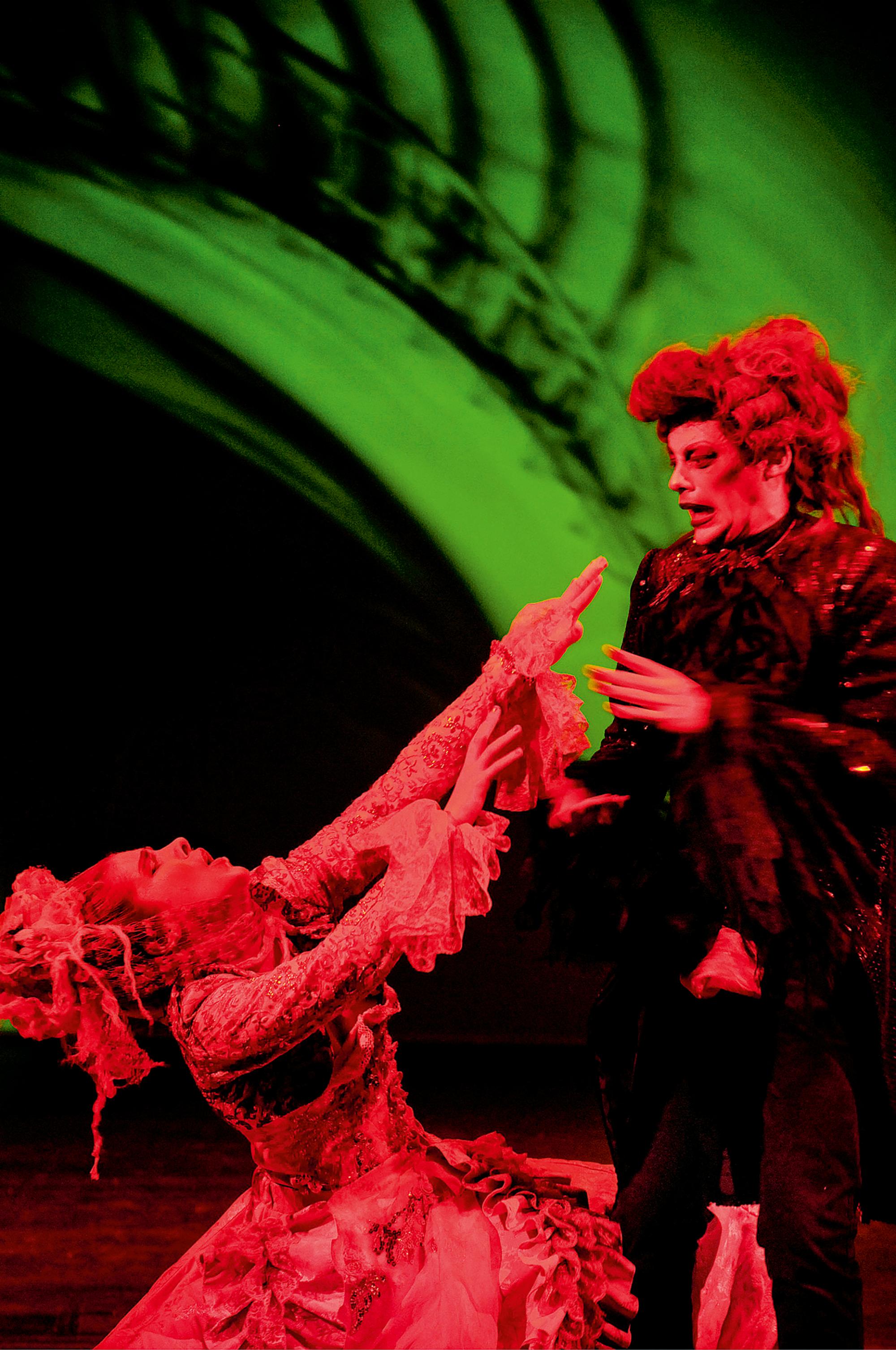 Molière – TARTUFFE (Oberhausen 2008, Regie: Herbert Fritsch); v. l. n. r.: Angela Falkenhan, Björn Gabriel