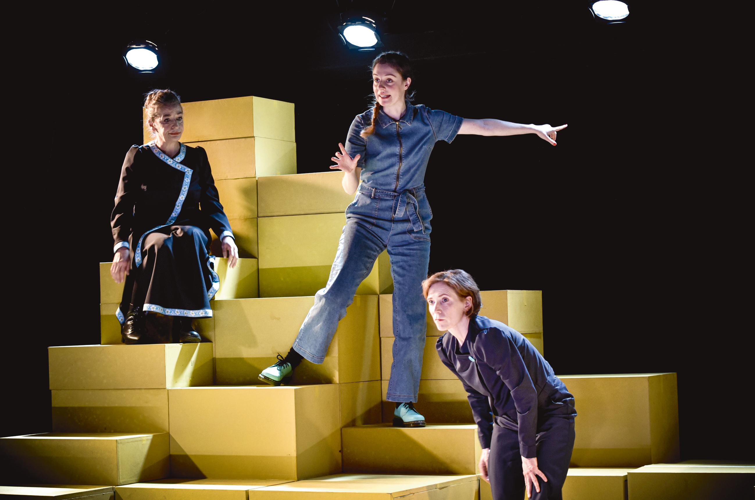 Katrin Klein, Julia Windischbauer, Judith Hofmann in der Uraufführung von „karpatenflecken“ am Deutschen Theater. Foto Arno Declair