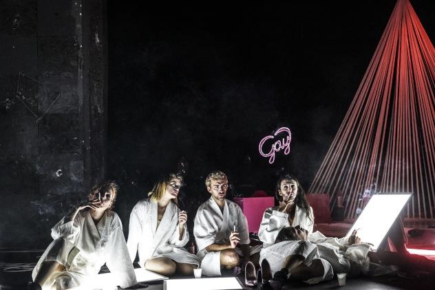 Mann heiratet Mann? – In der homophoben Gesellschaft in „55 Shades of Gay“ von Jeton Neziraj sorgt diese Nachricht für fröhlichen Zündstoff. Foto Jetmir Idrizi