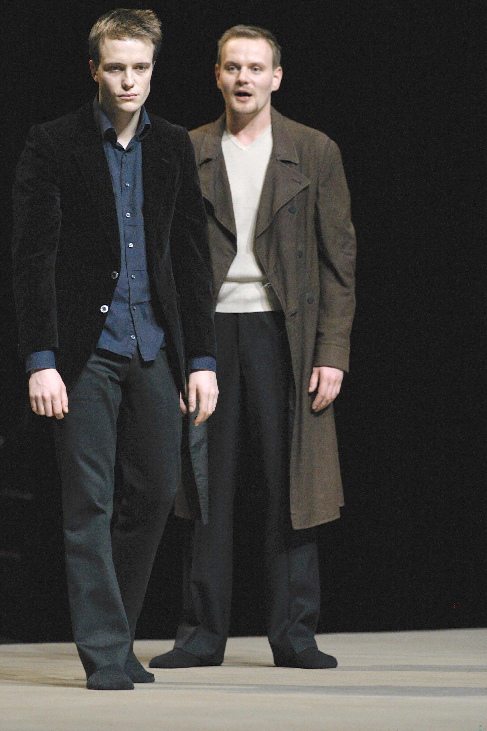 August Diehl als Don Karlos und Devid Striesow als Marquis von Posa in Friedrich Schillers Don Karlos. Inszenierung im Deutschen Schauspielhaus Hamburg unter der Regie von Laurent Chétouane. Die Premiere fand im März 2004 statt.
