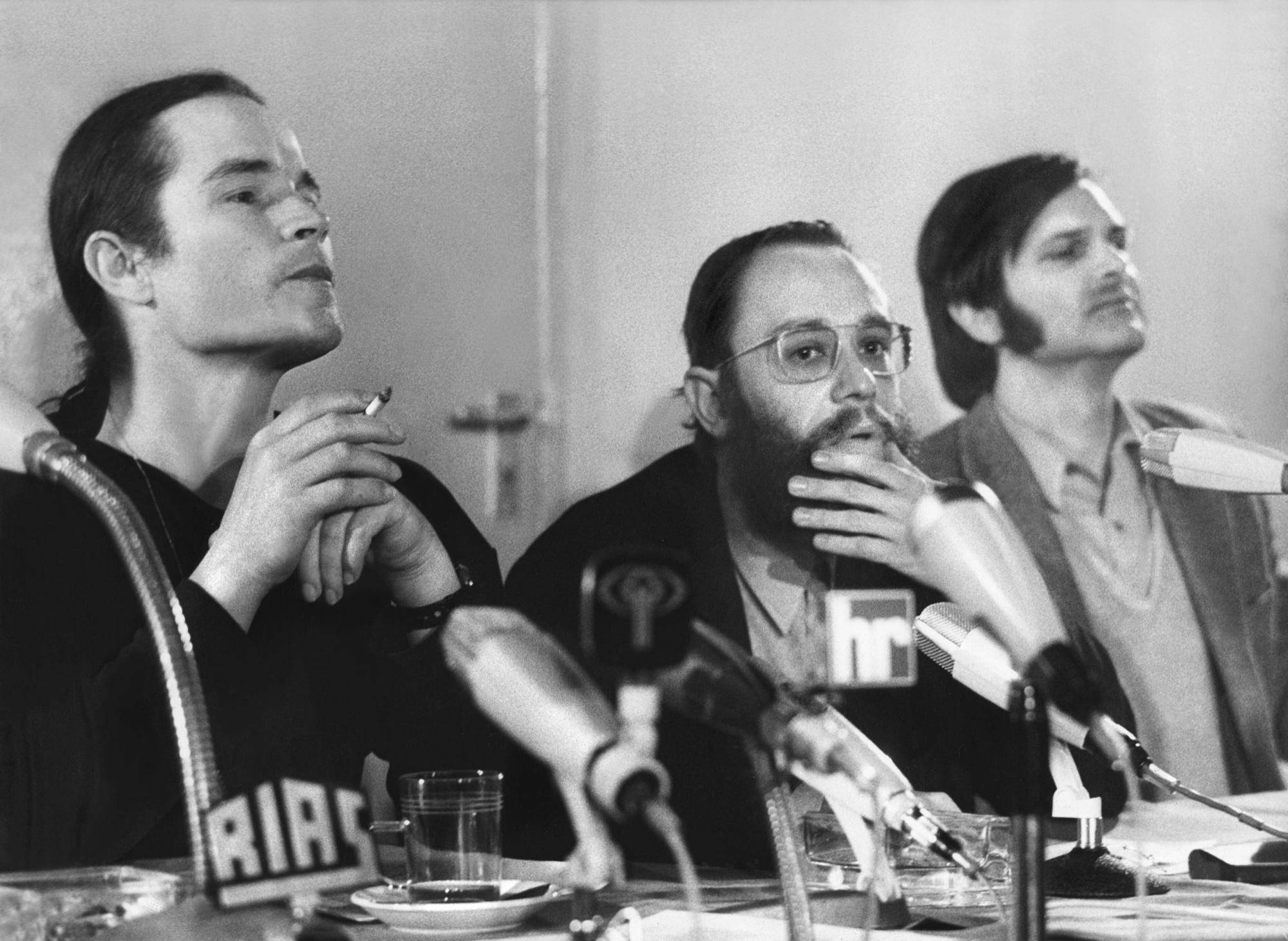 V.l.n.r.: Regisseur Peter Stein, Dieter Sturm und Jürgen Schitthelm 1970 bei einer Pressekonferenz der Schaubühne am Halleschen Ufer, Berlin