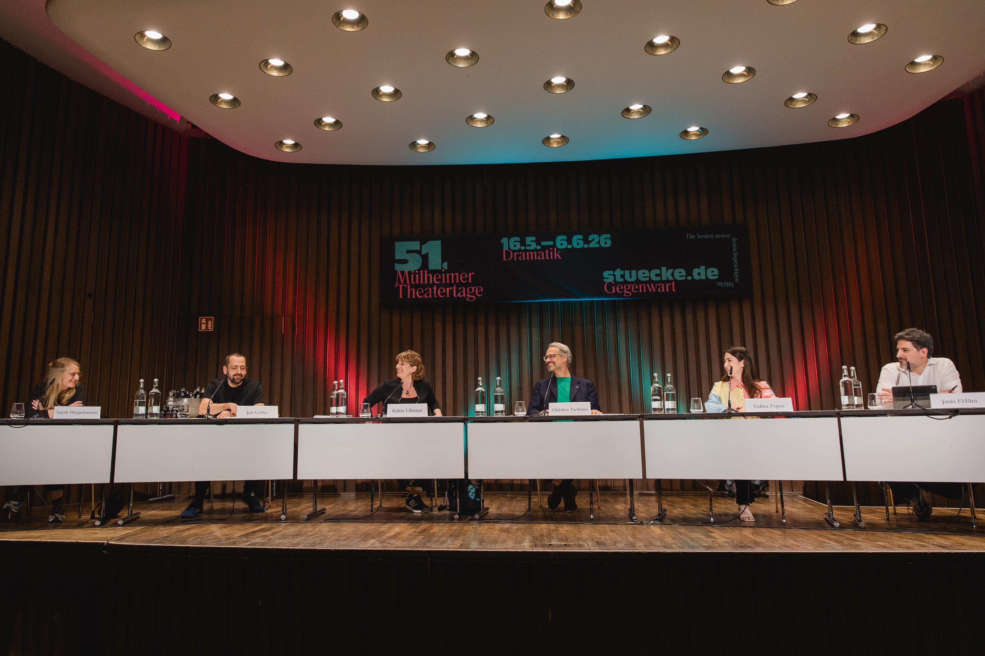 Die Jury des Mülheimer Dramatikpreises 2026: Regisseur Jan Gehler, Theaterkritikerin und Sprecherin des „Stücke“-Auswahlgremiums Sarah Heppekausen, Schauspielerin Vidina Popov, Autor und Dramaturg Christian Tschirner sowie Journalistin und Kritikerin Katrin Ullmann.