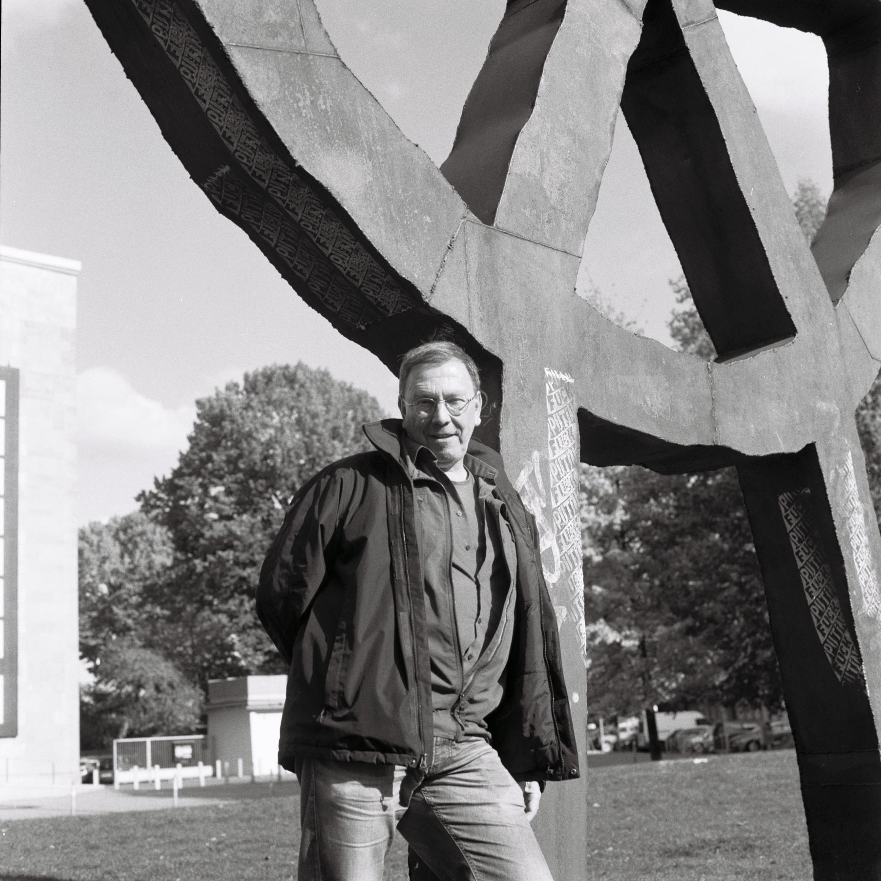 René Pollesch vor der Volksbühne am Rosa-Luxemburg-Platz. 