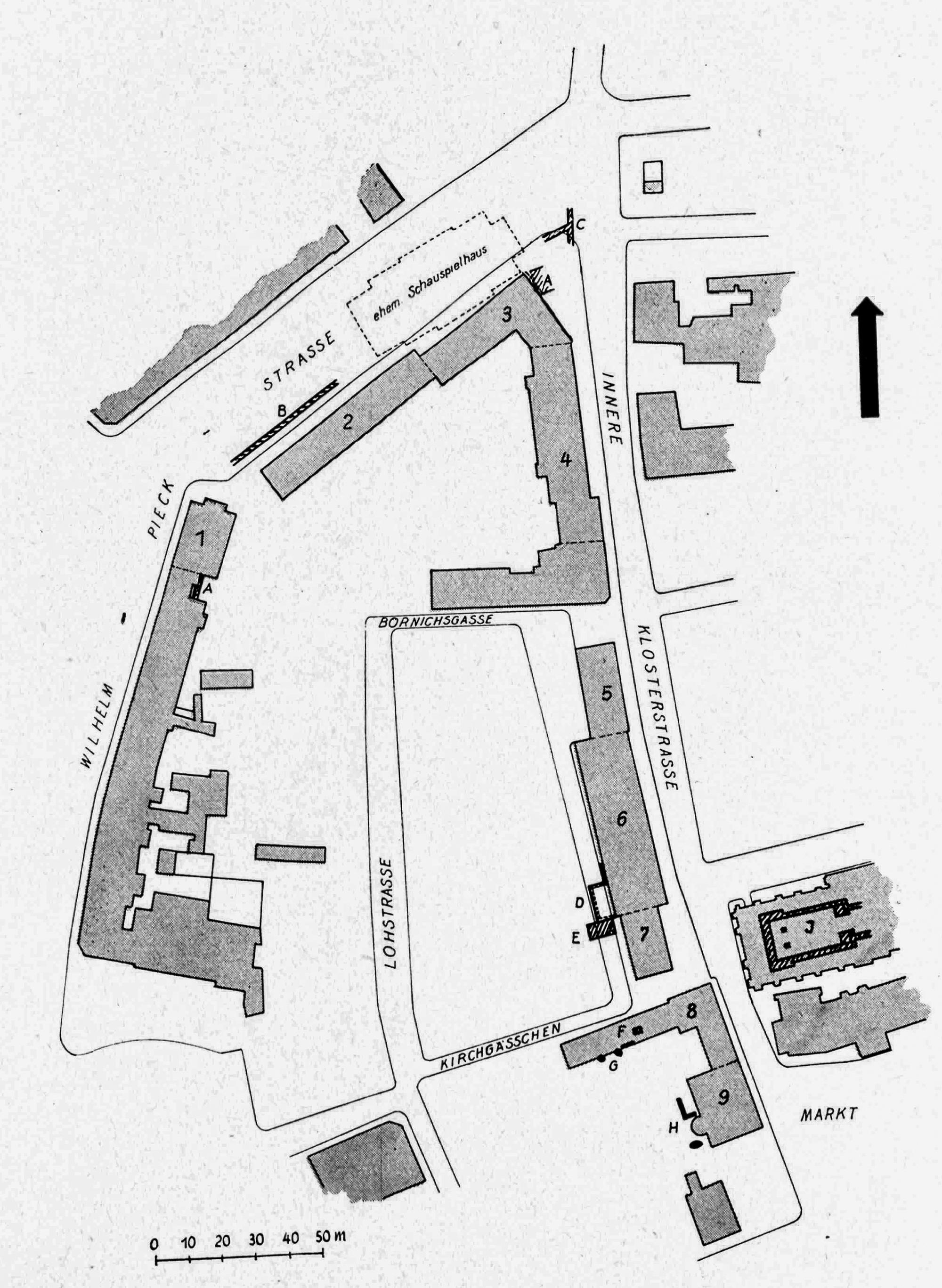 Karl-Marx-Stadt, Wilhelm-Pieck-Straße/Innere Klosterstraße. Im Rahmen der Stadtkernforschung ist neben den Spuren der mittelalterlichen Stadtbefestigungsanlagen, wie Stadt- und Zwingermauer A bis C, auch der angrenzende Standort des ehemaligen Schauspielhauses markiert.