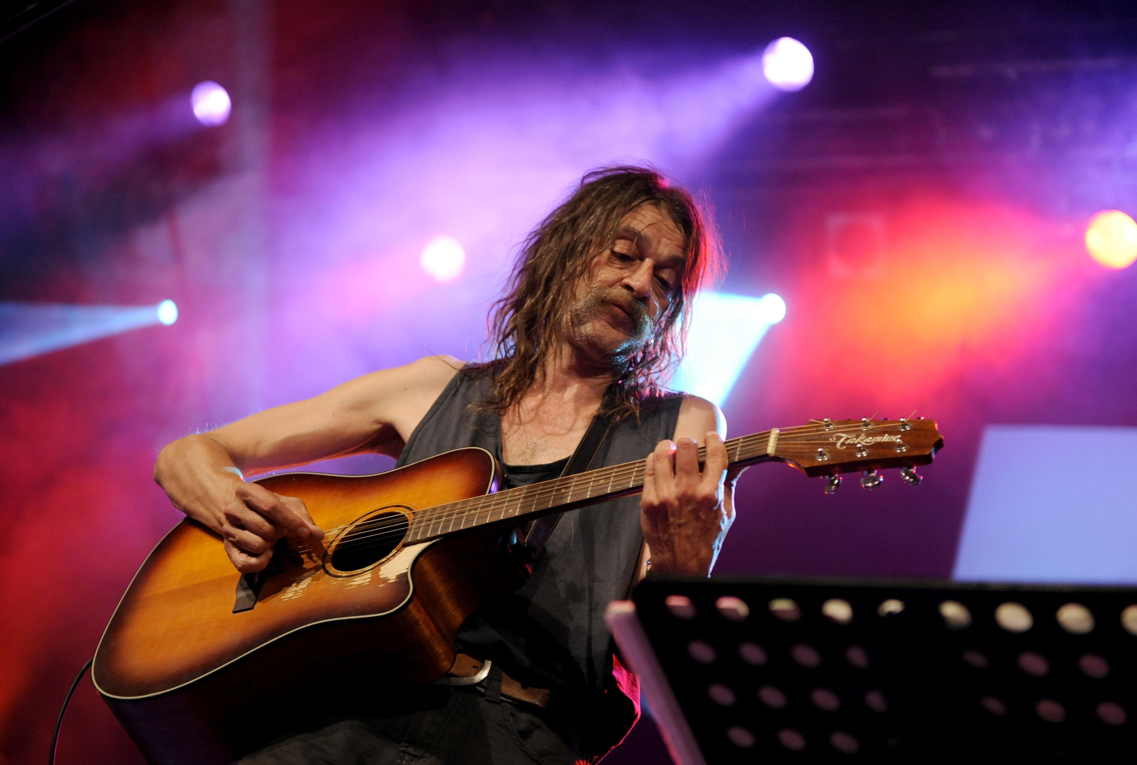 Der Sänger Heiner Kondschak beim „Tribut an Gehard Gundermann“-Konzert in der Columbiahalle in Berlin. Foto picture-alliance/ ZB | Britta Pedersen