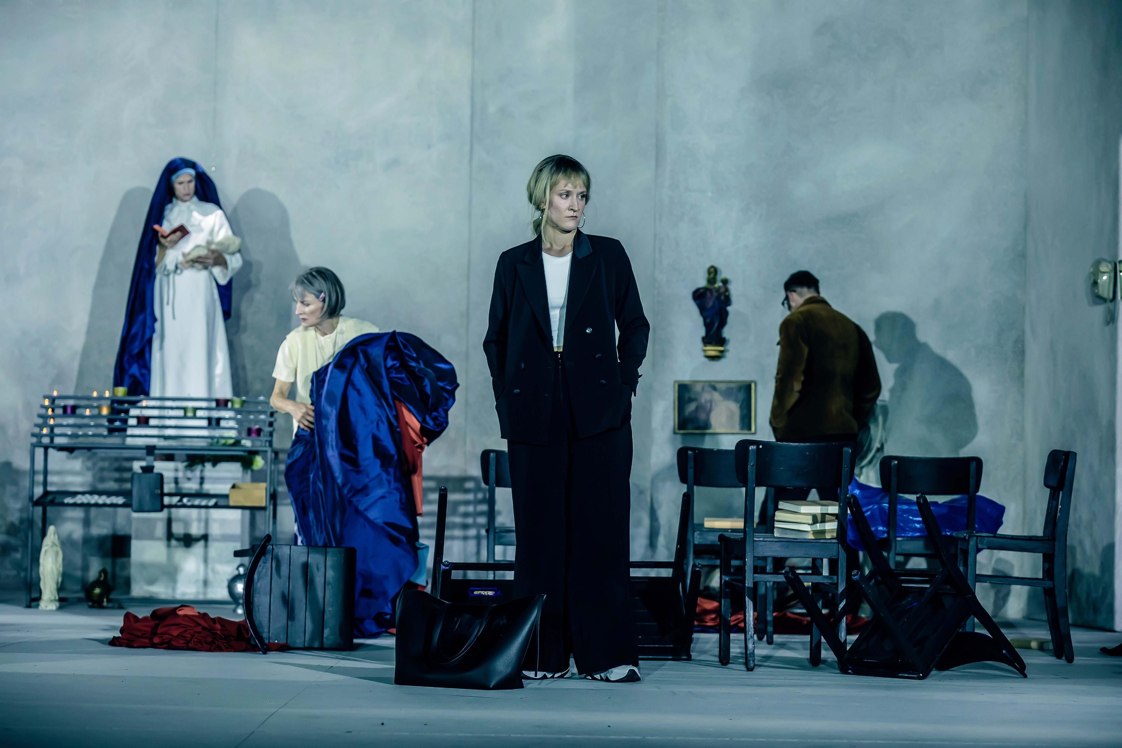 Christel Mayr, Adele Schlichter und Maurizio Micksch in „Madonnen“ von Amanda Lasker-Berlin in der Regie von Marlene Schäfer am Theater Ulm. Foto Marc Lontzek