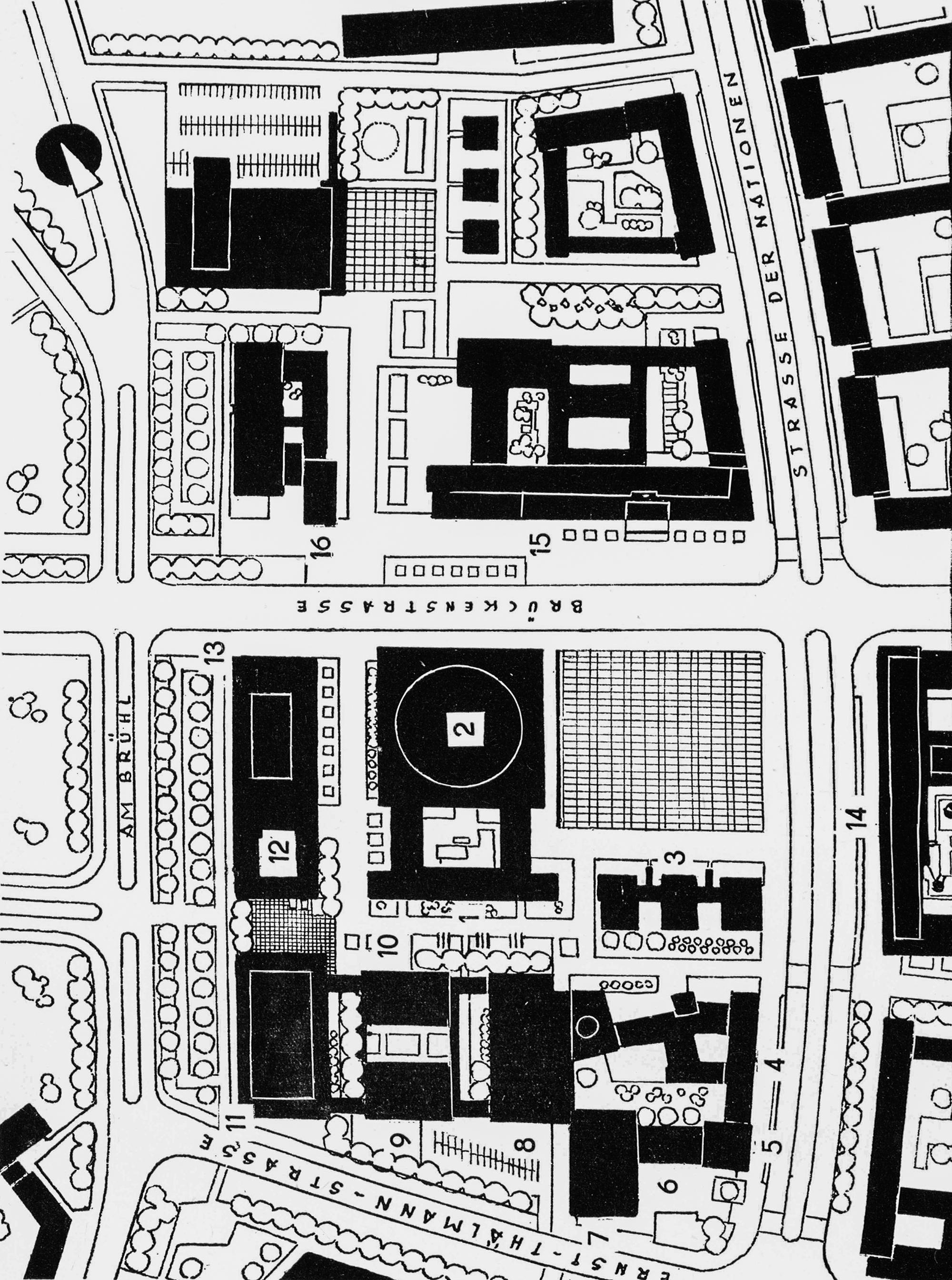 Wettbewerbsentwurf Zentraler Platz Karl-Marx-Stadt, Architekturkollektiv Andrä, Griebel, Krätzer, Schmidt, Schmutzler, 1960. Lageplan: „1 Haus der Kultur und Wissenschaften – 2 Großer Festsaal – 3 Ausstellungs pavillons – 4 Schnellimbiss – 5 Milchbar – 6 Limonadenbar – 7 Lichtspieltheater – 8 Parkhaus – 9 Rundfunkstudio – 10 Planetarium – 11 Varieté – 12 Puppenbühne – 13 Konzertsaal – 14 Hotel – 15 Haus der Partei – 16 Turmhaus für die Vereinigungen Volkseigener Betriebe“ und dahinter das Schauspielhaus (ohne Nummer).