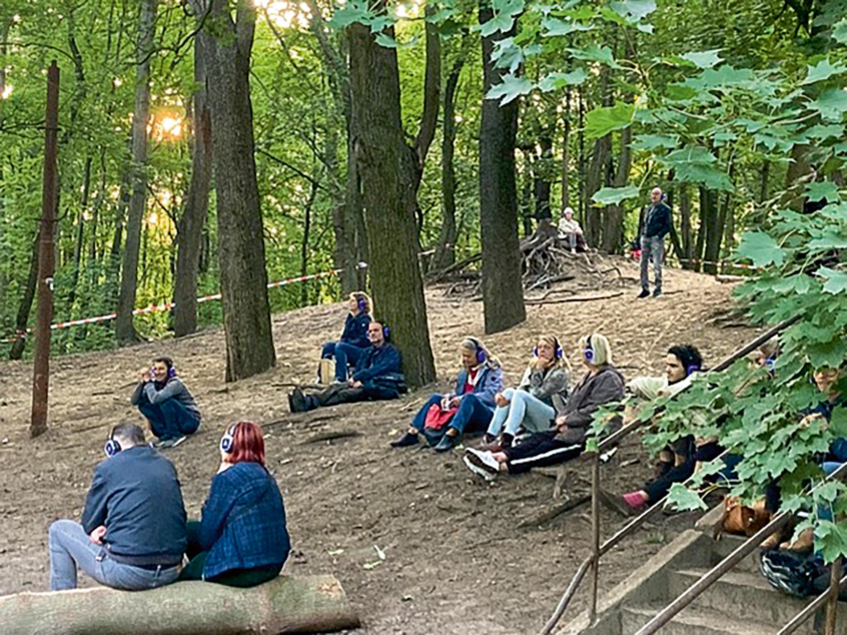 Unbekannt und versunken in der Schönholzer Heide: Zum 60. Jahrestags des Mauerbaus erinnert das NaturTheaterKollektiv an einen vergessenen Ort Theatergeschichte. Foto Andrea Koschwitz